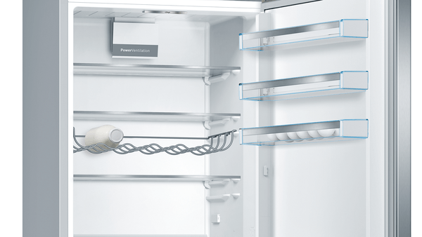 Offener Kühlschrankinnenraum mit Regalen, Eierhalterung und 'Power ventilation'-Etikett.