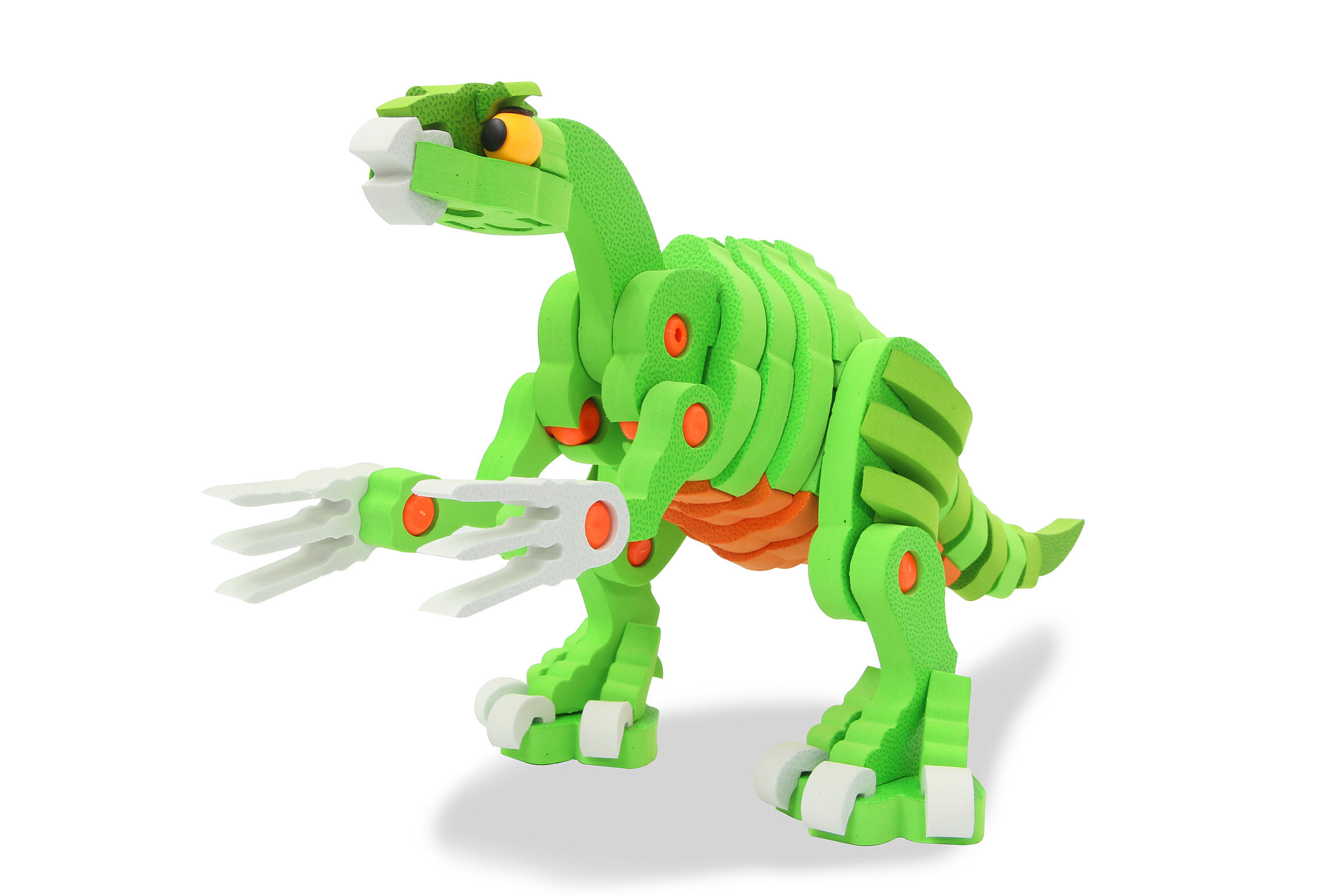 Grünes Dinosaurier-Spielzeug, mit orangefarbenen Details, weißer Hintergrund.