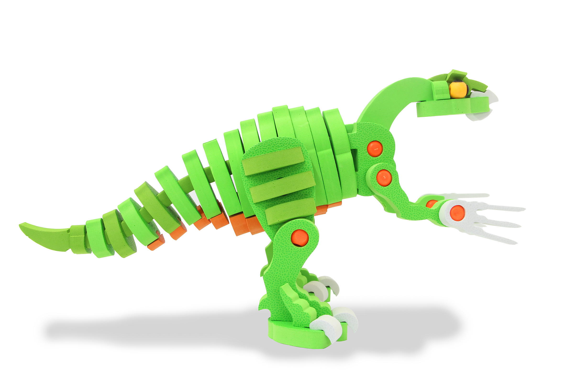 Ein grünes und oranges Spielzeug-Dinosaurier steht auf einer weißen Oberfläche. Es besteht aus segmentierten Teilen.