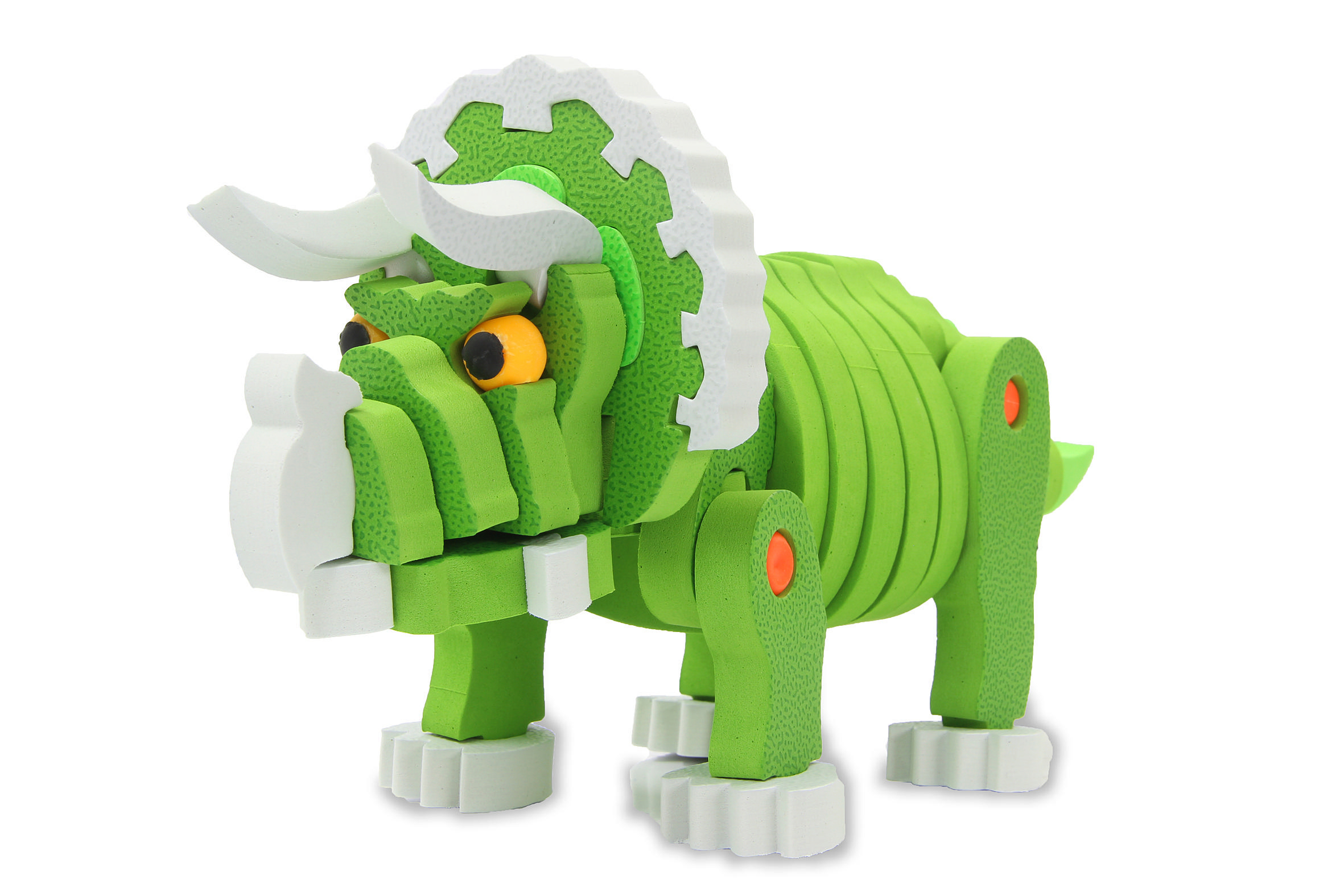 Grünes Triceratops-Dinosaurier-Spielzeugmodell aus Schaumstoff, weißer Hintergrund.