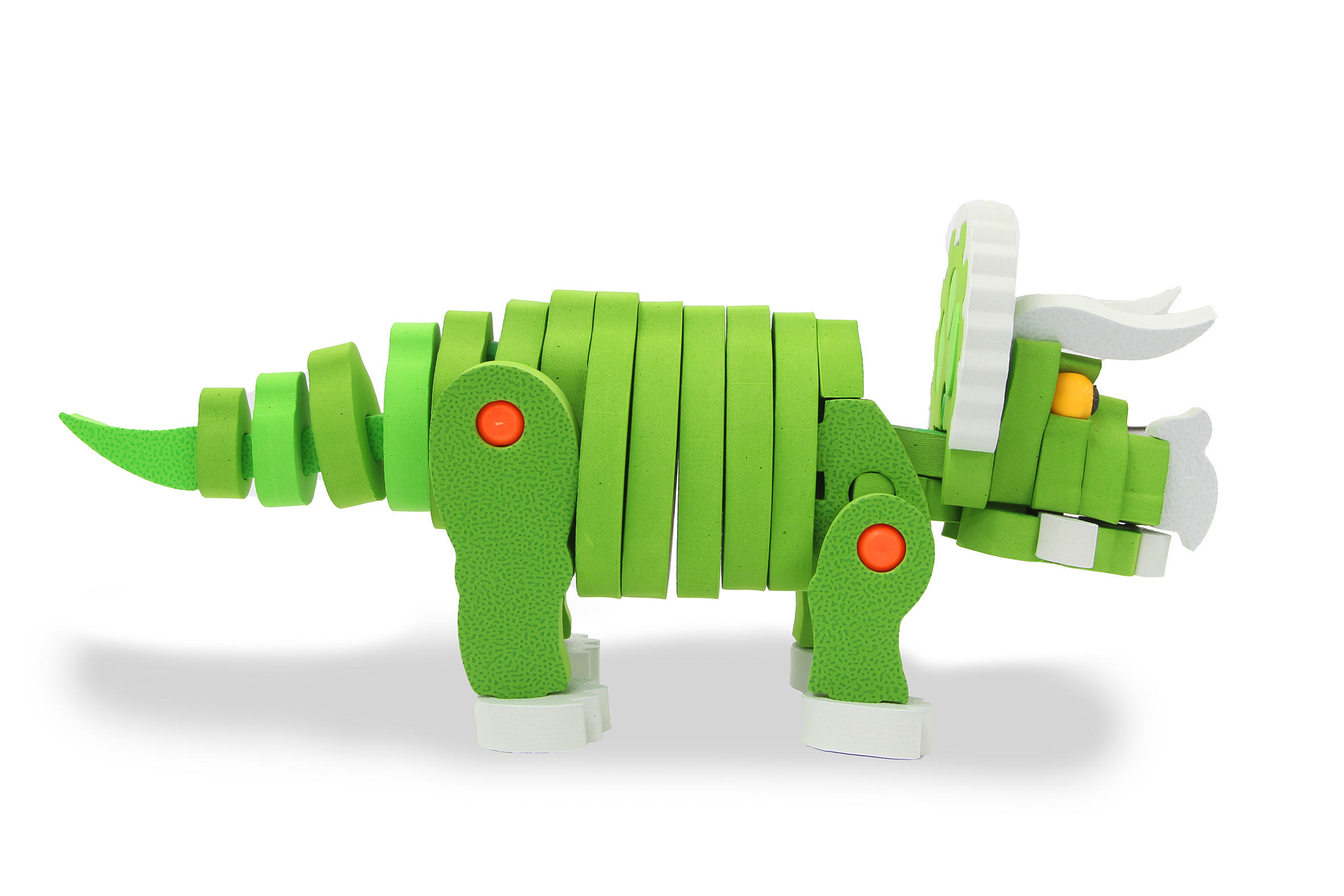 Grünes Dinosaurier-Spielzeug, mit orangefarbenen Details, Seitenansicht, weißer Hintergrund.