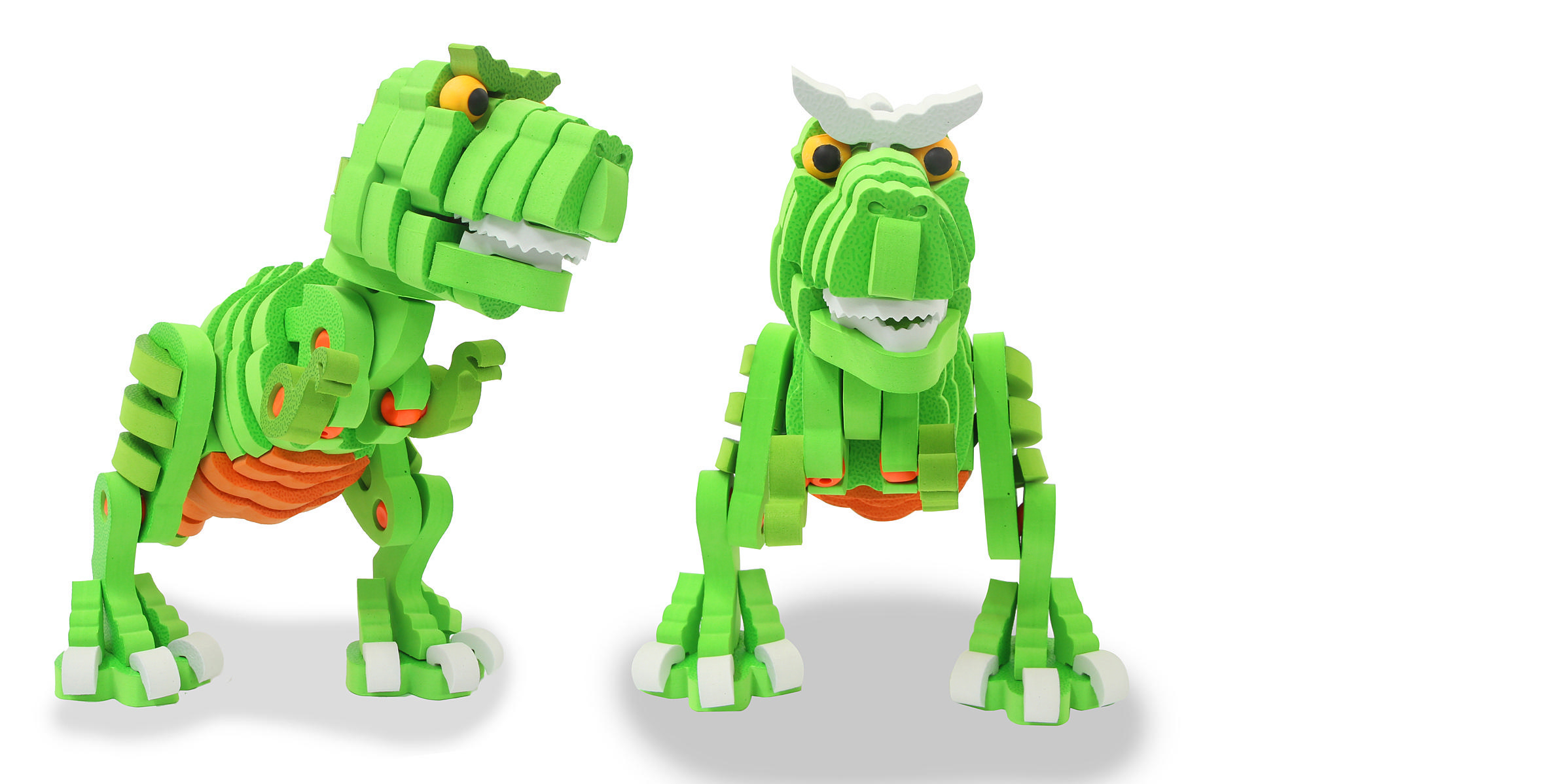 Zwei grüne Spielzeug-Dinosaurier stehen sich auf weißem Hintergrund gegenüber.