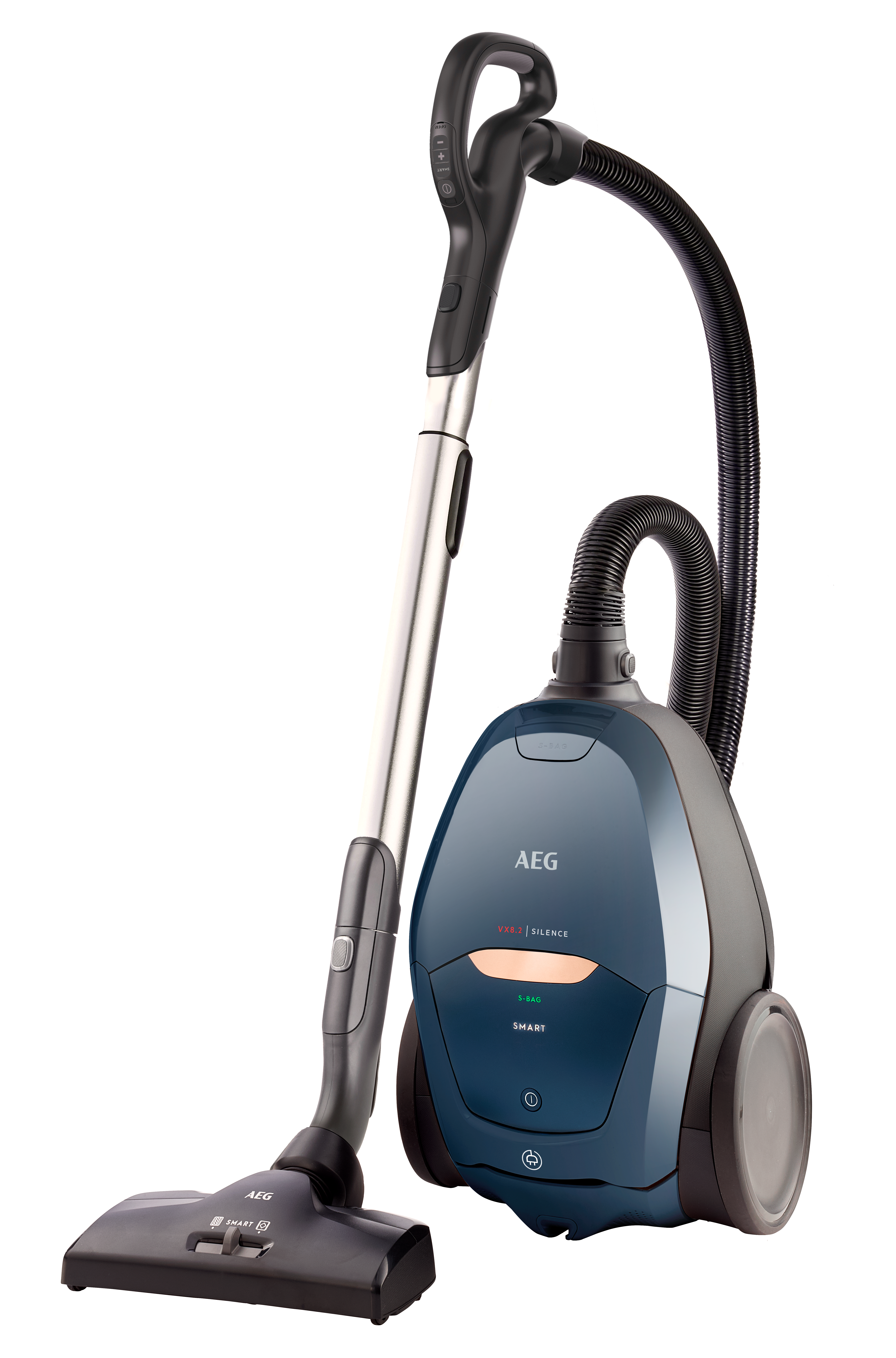 Ein AEG-Staubsauger. Er ist dunkelblau und silber. Der Staubsauger steht auf weißem Hintergrund.