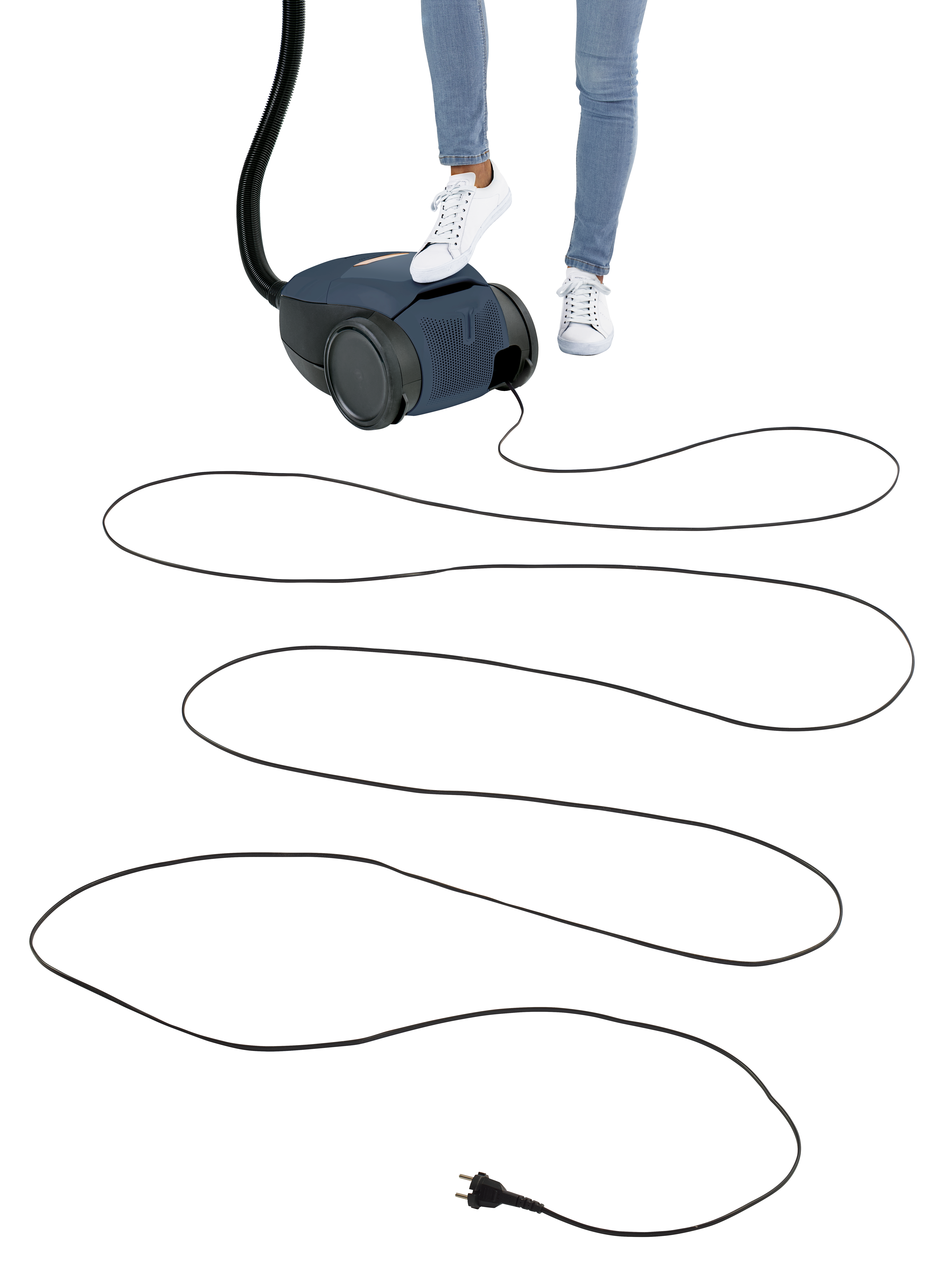 Die Füße einer Person auf einem Staubsauger. Das Kabel ist auf weißem Hintergrund ausgezogen.