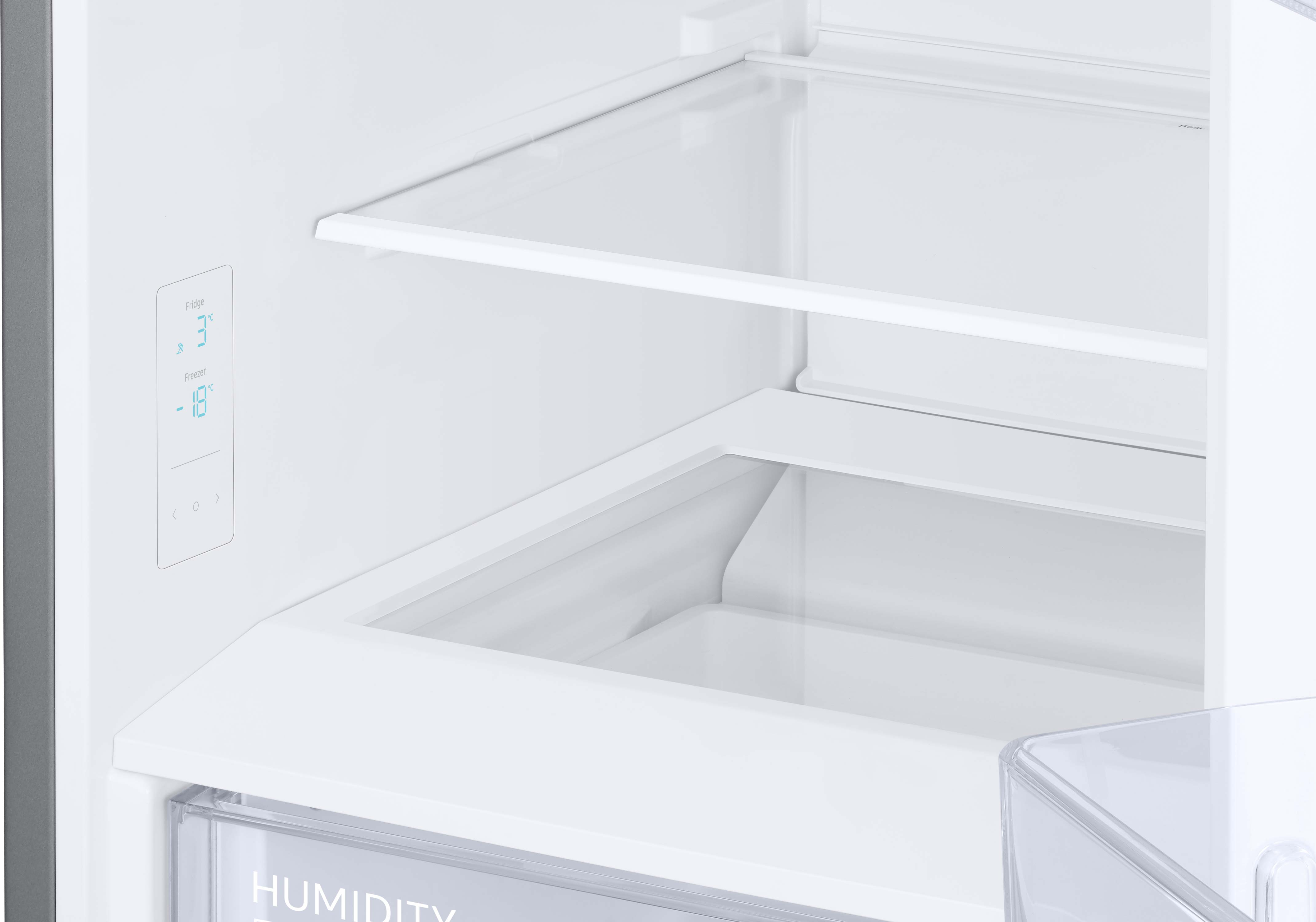 Ein offener Kühlschrank, der Regale, Schubladen und die Temperaturanzeige zeigt.