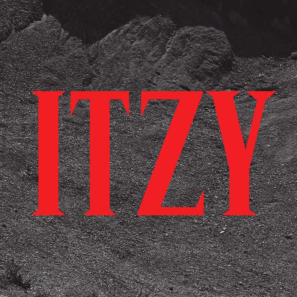 Album borító a 'ITZY' szóval piros színben, sötét, textúrált, sziklás háttérrel.