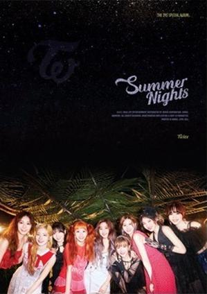Album borító: TWICE, Summer Nights, a csoport tagjaival egy csillagos háttér előtt.