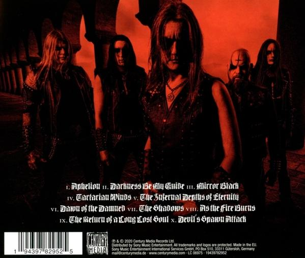 Albumcover mit sechs Bandmitgliedern in dunkler Kleidung, rotem Hintergrund und Songtiteln.