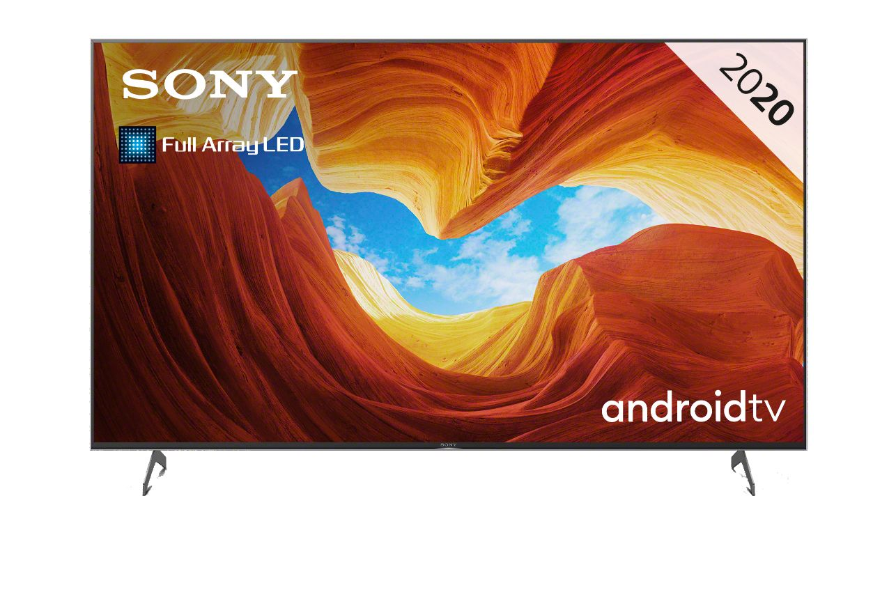 Un gran televisor Sony Android muestra un paisaje con un cielo azul y formaciones rocosas anaranjadas. Está etiquetado 2020.