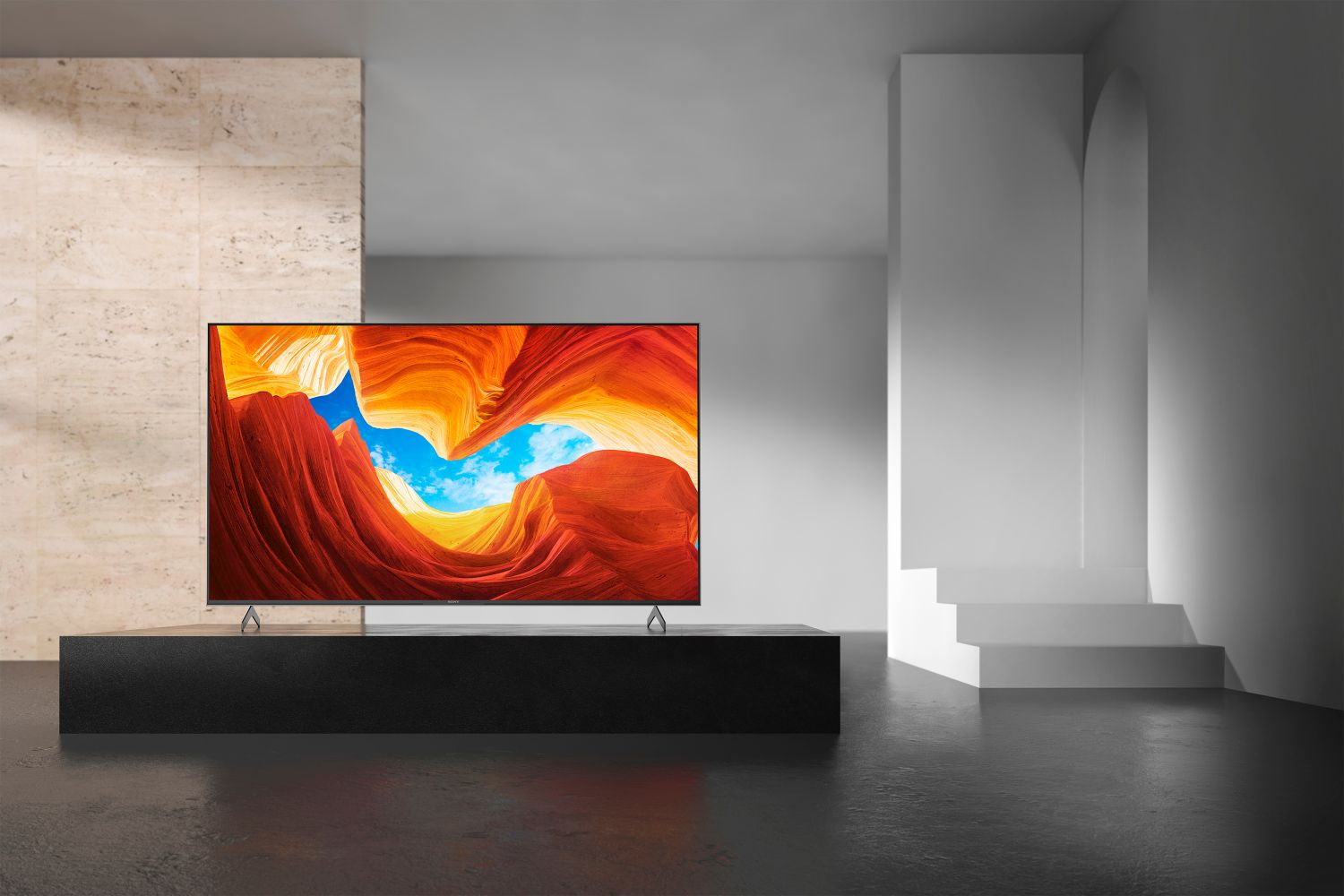 Un televisor grande en un soporte con una imagen de fondo escénica.
