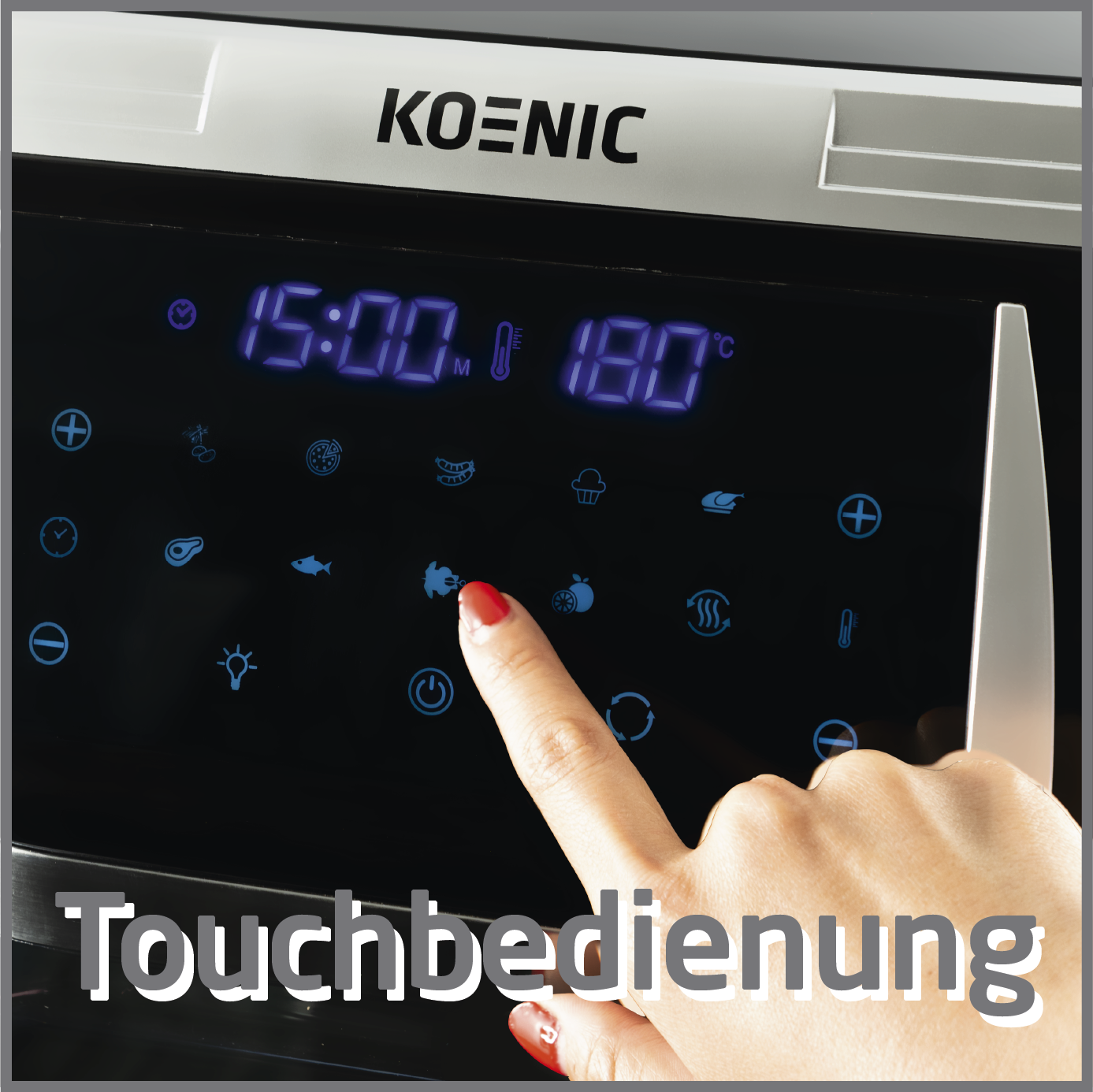 Eine Hand mit roten Nägeln berührt ein schwarzes Bedienfeld. Es zeigt Zeit, Temperatur und Symbole an. Der Markenname ist Koenic.