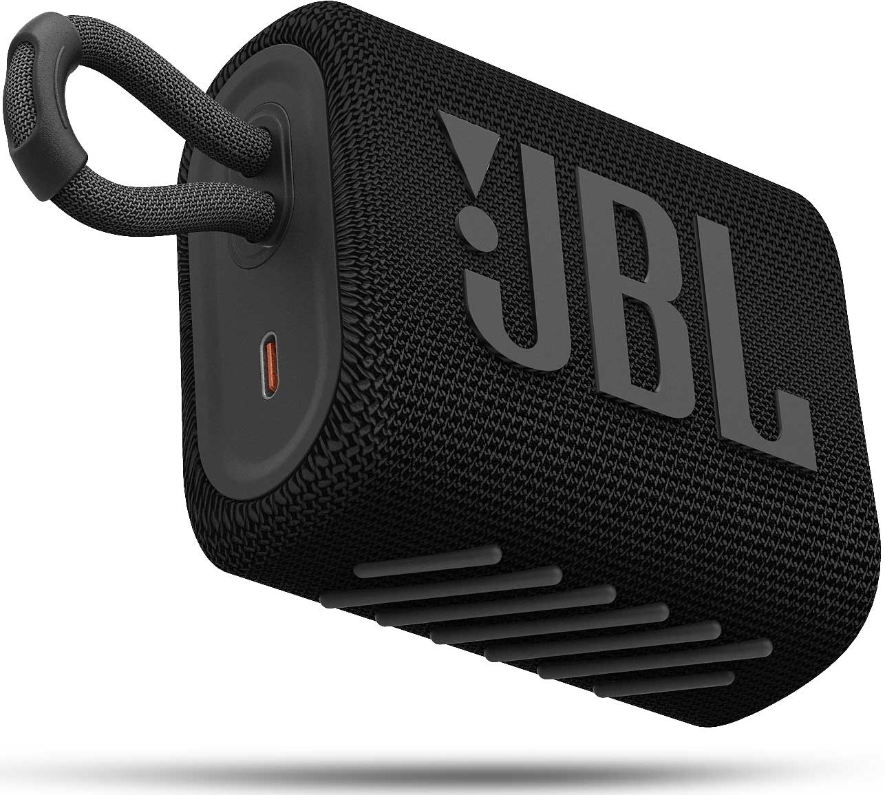 Fekete JBL hangszóró. Szögletes nézet. A hangszóró szövet-szerű textúrájú.