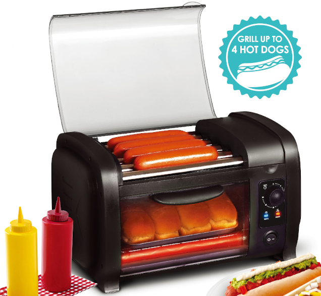 Fekete hot dog grill látható hot dogokkal és zsemlékkel. Ketchup és mustár üvegek mellette.
