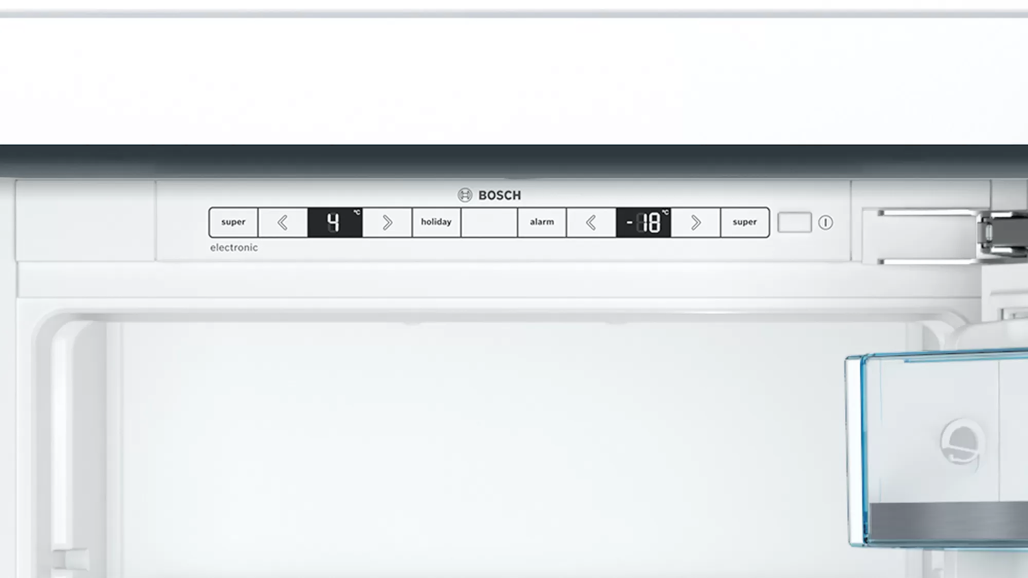 Hűtőszekrény vezérlőpanel. Digitális kijelző a hőmérséklet beállításait mutatja. Fehér belső tér.