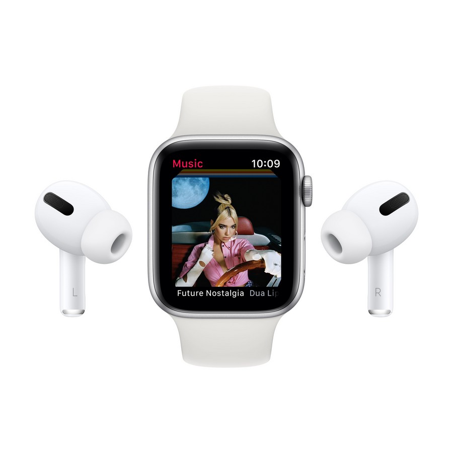 Apple Watch con banda blanca y AirPods. El reloj muestra a Dua Lipa e información musical. AirPods a cada lado del reloj.