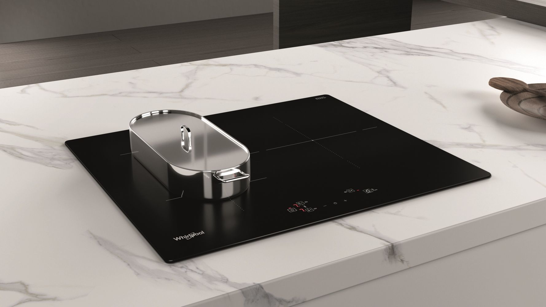 Placa de inducción negra con una olla de acero inoxidable. Encimera de mármol en el fondo.