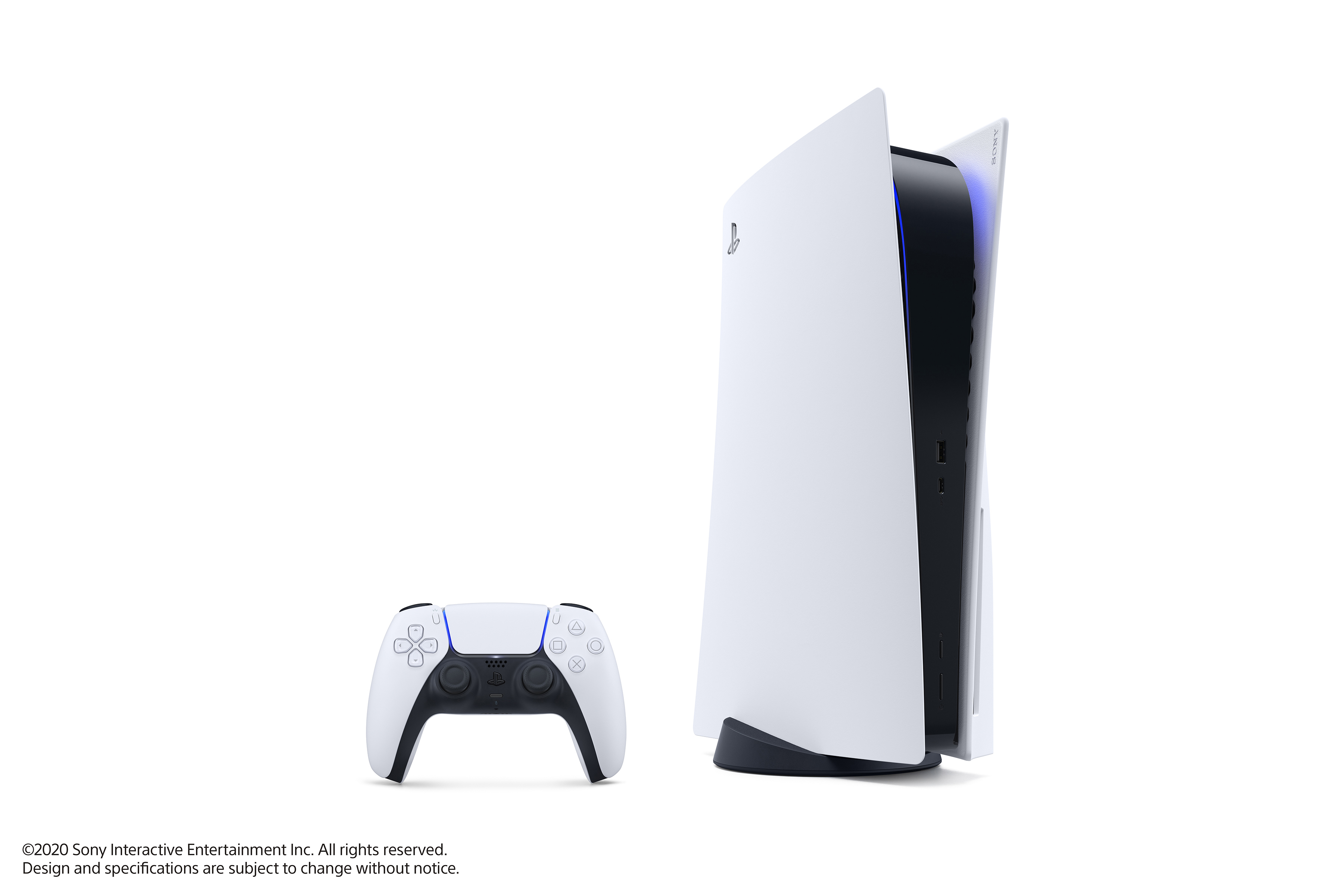 PlayStation 5 Konsole und Controller auf weißem Hintergrund.