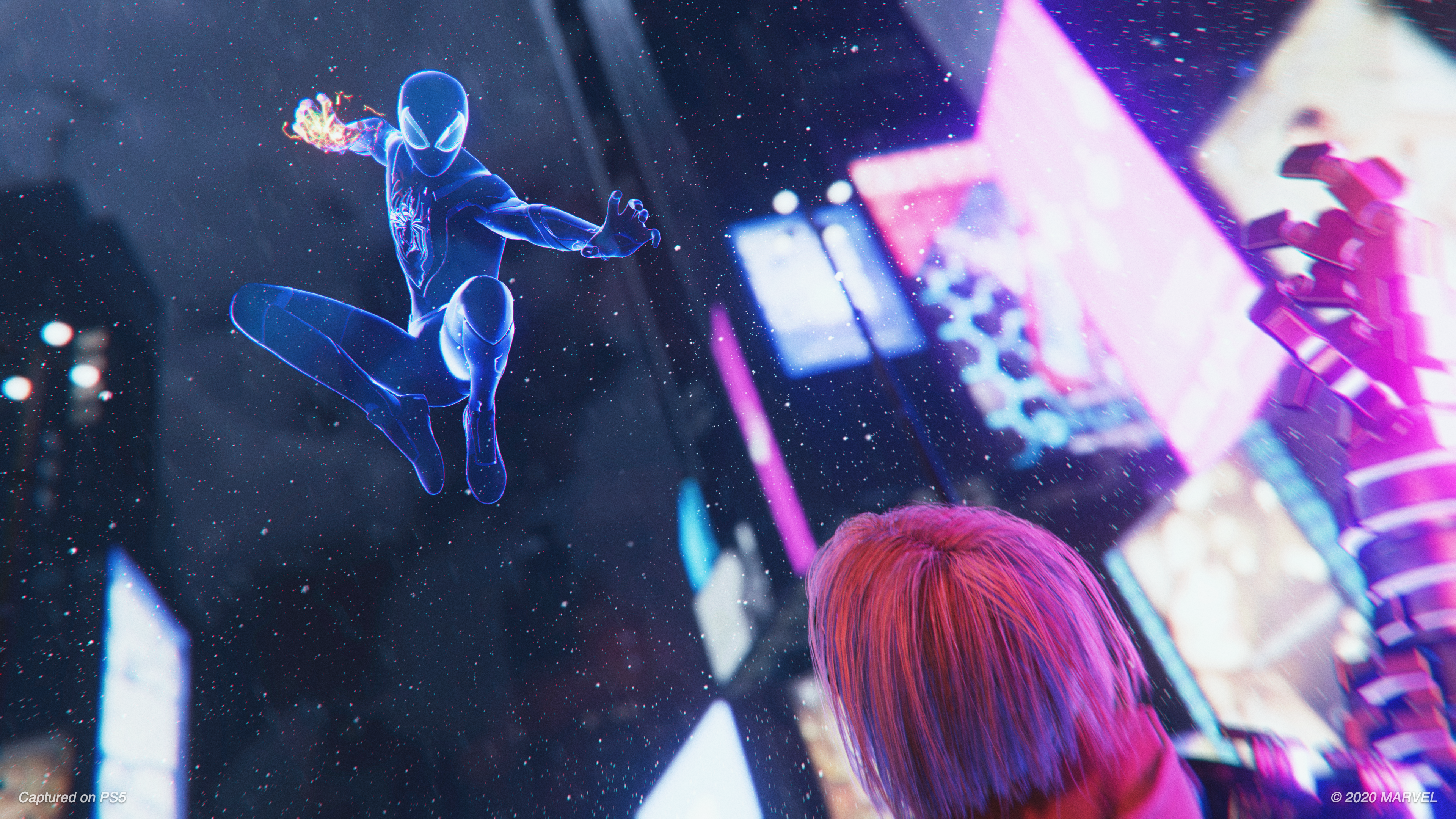 Een blauwe en rode Spiderman in een futuristische stad, met paarse lichten.