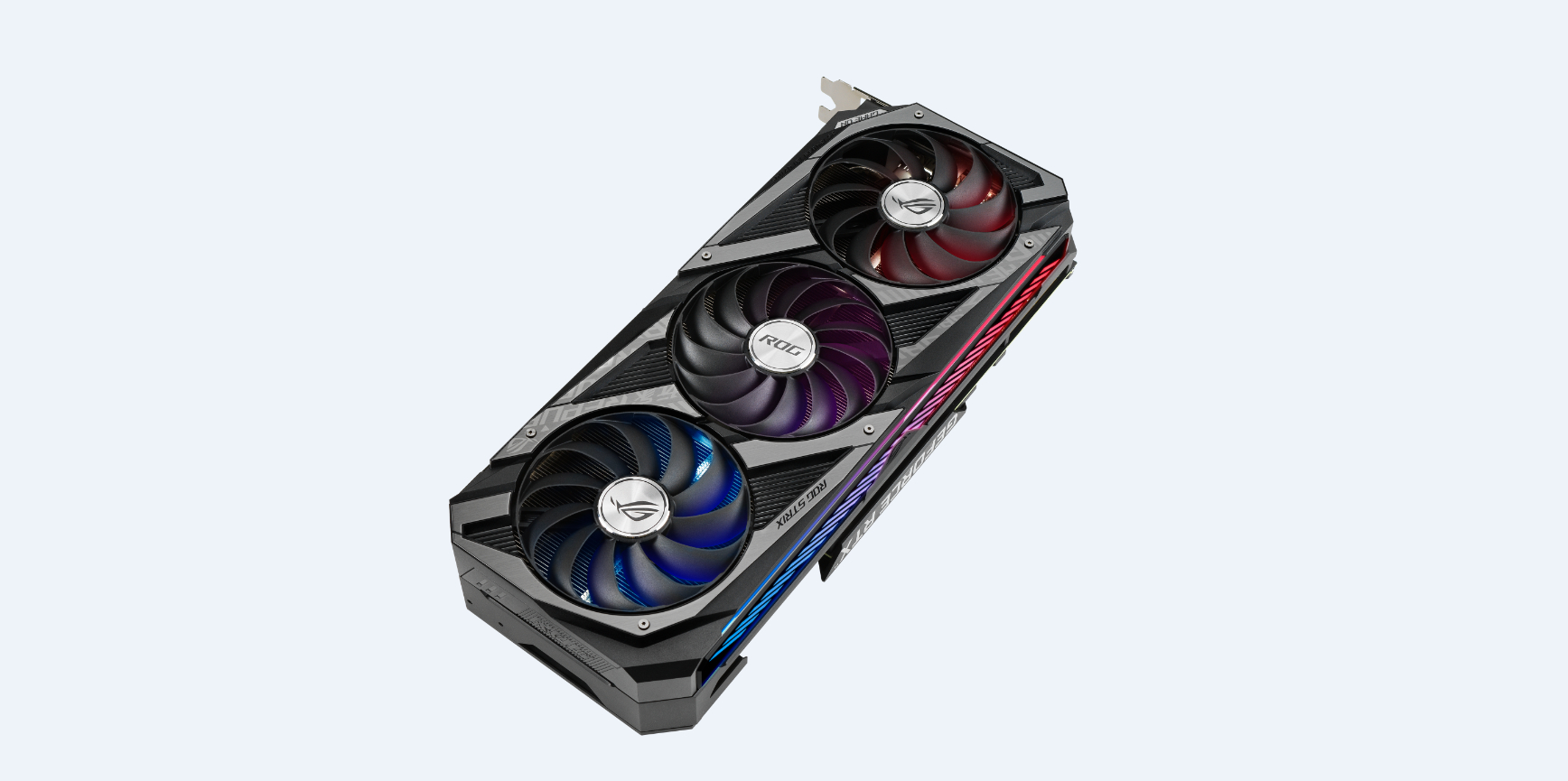Eine Draufsicht auf eine Grafikkarte mit drei Lüftern und einem metallischen Finish.