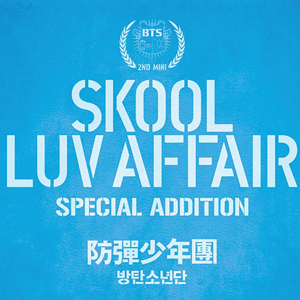 Pochette de l'album BTS : 'Skool Luv Affair' avec fond bleu et texte blanc.