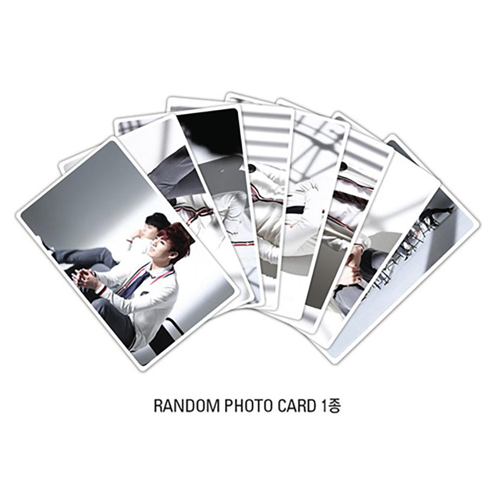 Un ensemble de cartes photo, montrant diverses images d'une personne, éventail contre un fond blanc.
