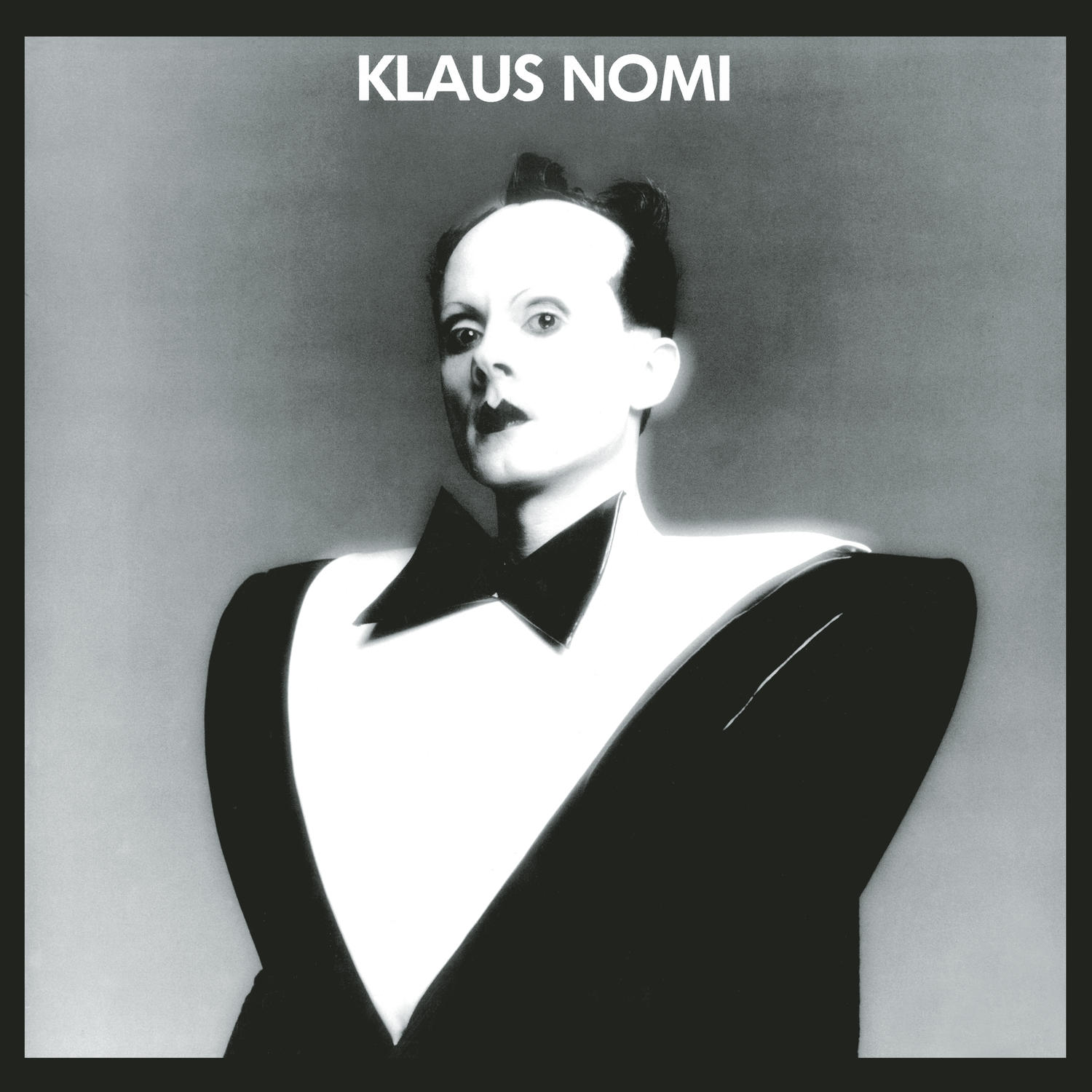 Albumcover mit einem Schwarz-Weiß-Porträt von Klaus Nomi.