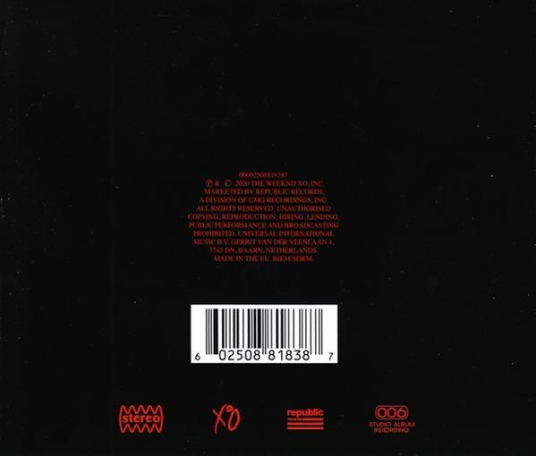 Dos de l'album, fond rouge avec texte blanc, et un code-barres en bas.