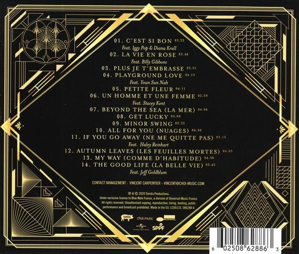 De achterkant van een muziekalbum met tekst en een gouden ontwerp.
