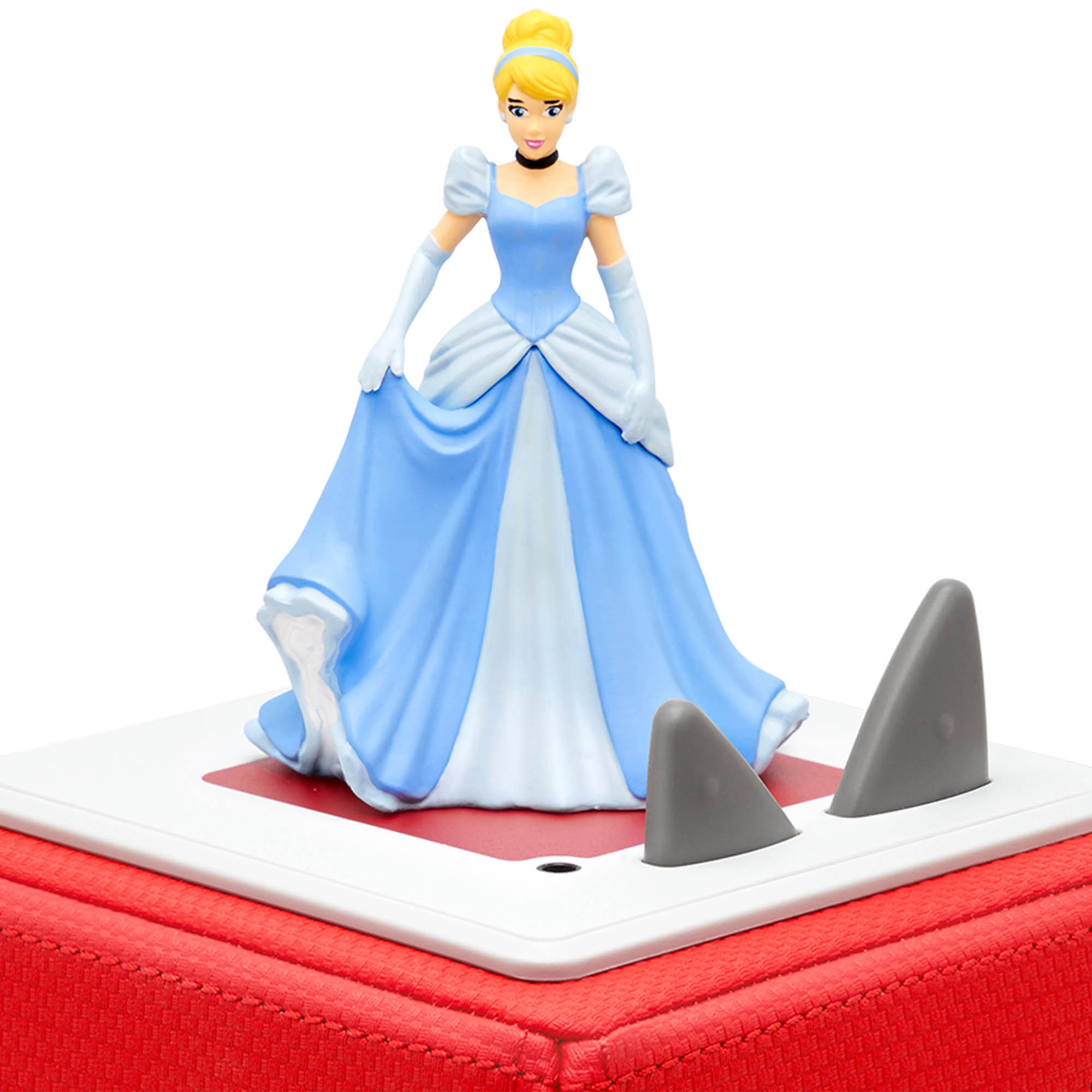 Cinderella-Figur auf roter Box mit Haifischflossen.