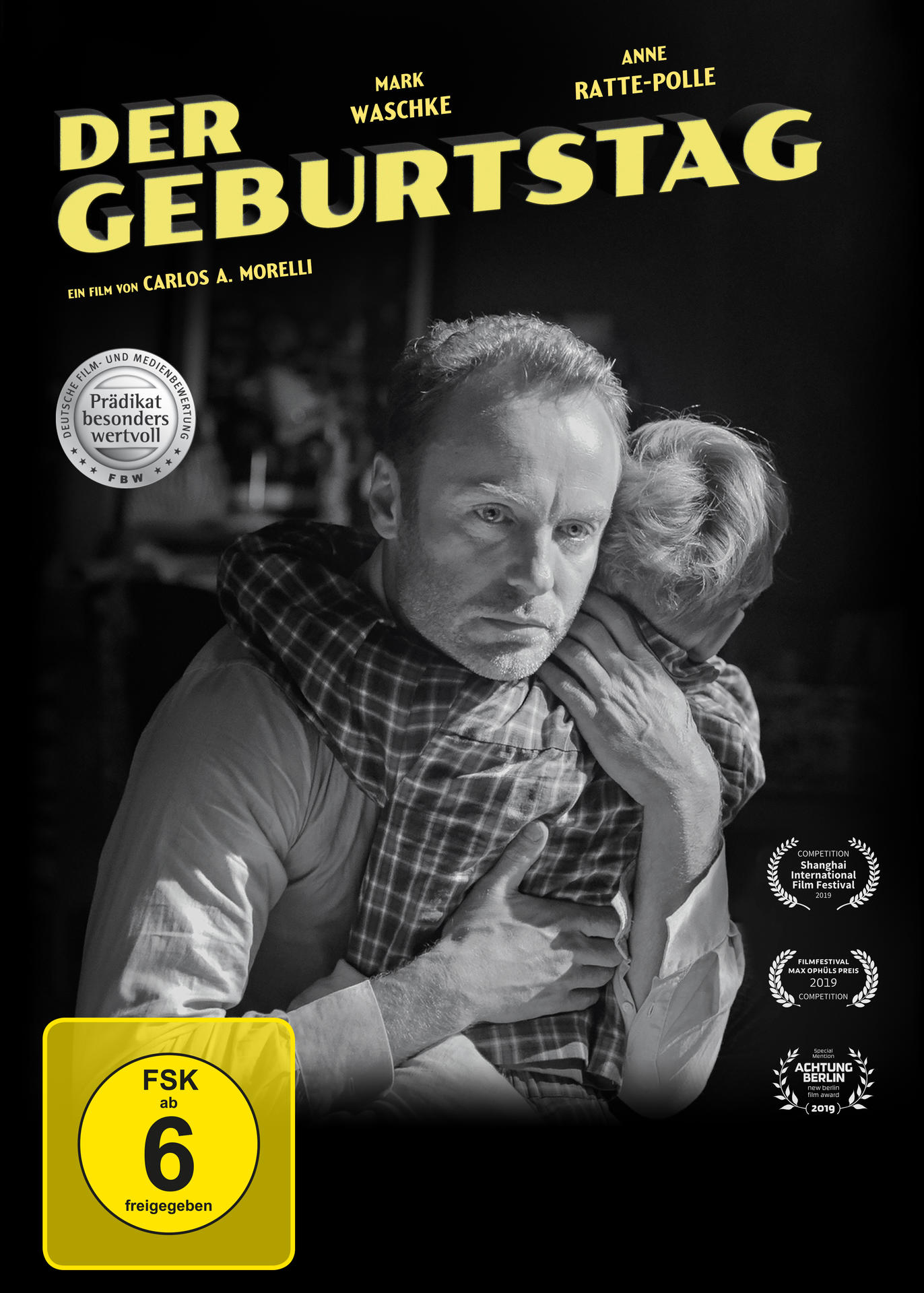 DVD-Cover von 'Der Geburtstag'. Ein Mann umarmt eine Frau, Schwarzweißfoto.