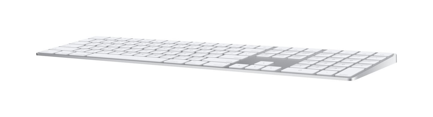 Un teclado blanco sobre fondo blanco. Tiene muchas teclas y un teclado numérico.