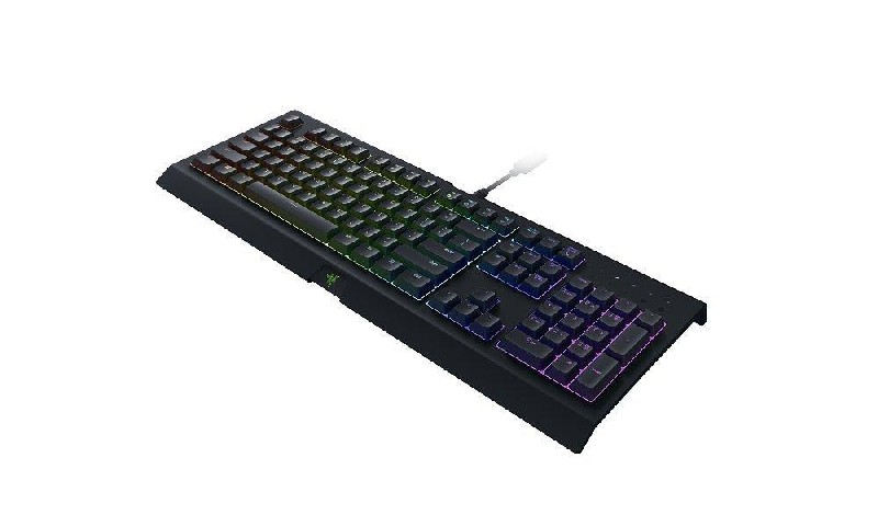 Un teclado Razer negro con teclas de colores arcoíris y un cable blanco, aislado sobre blanco.