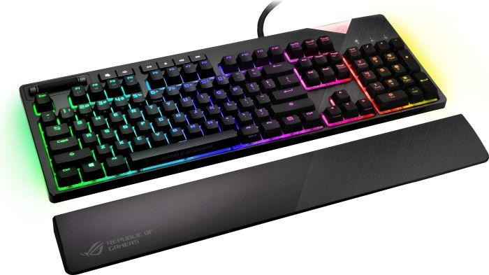 Teclado para juegos negro con luces de colores y un reposamuñecas negro.