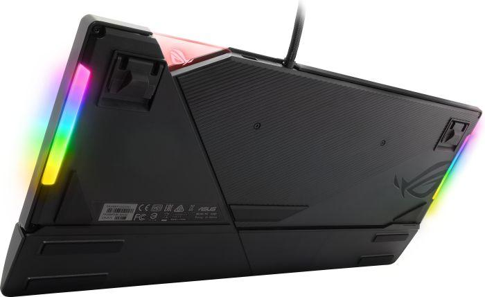 Teclado gaming negro con luces RGB.