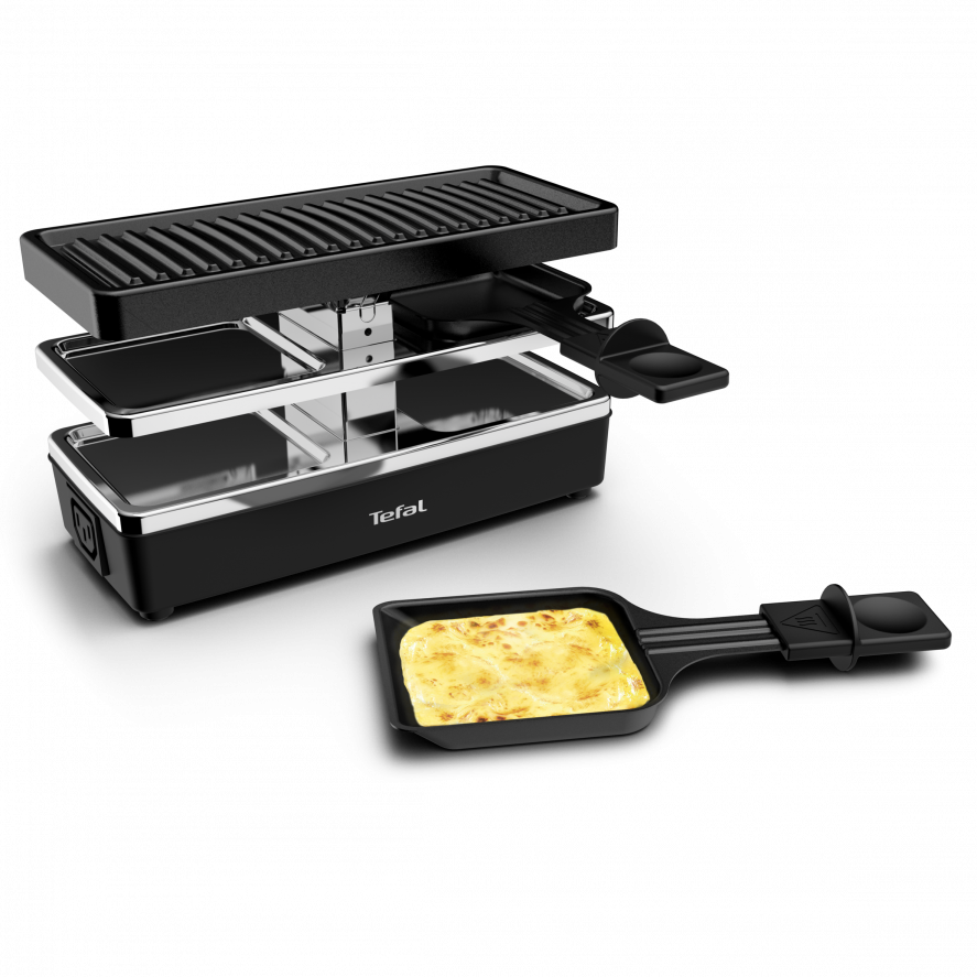 Gril à raclette noir avec fromage dans une poêle. Premier plan : poêle noire, arrière-plan : surface noire.