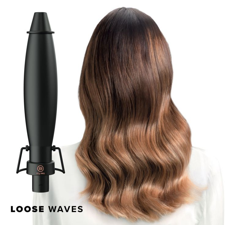 Nő haja laza hullámokkal, egy fekete hajsütővas mellett. A 'LOOSE WAVES' szavak láthatók.