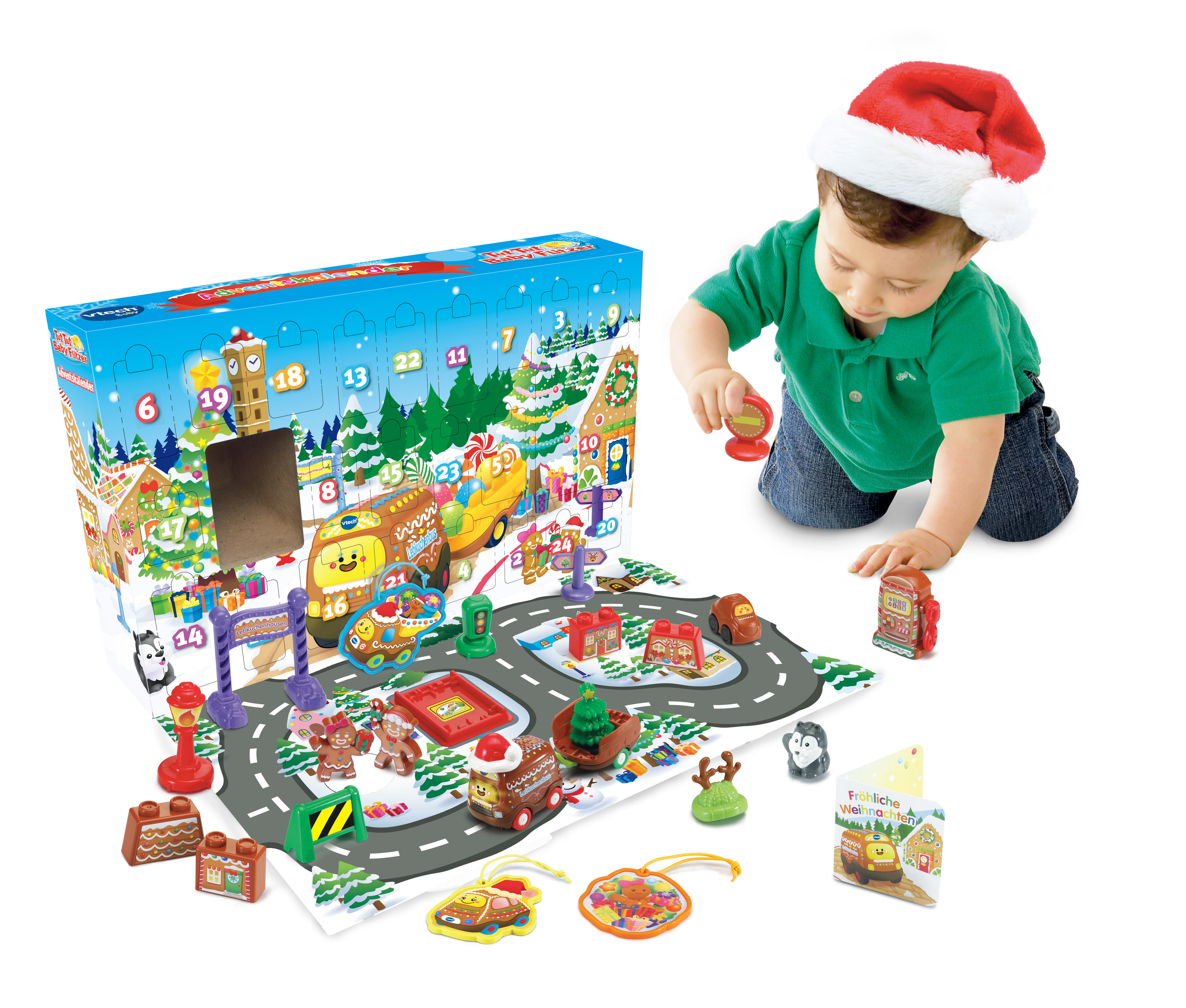 Kind spielt mit einem Weihnachts-Adventskalender-Spielzeugset mit Straße und Autos.