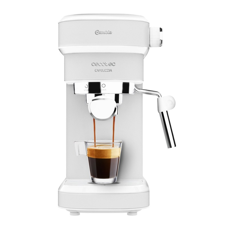 Cafetera espresso blanca y gris con un vaso de café debajo. El espresso se está vertiendo.