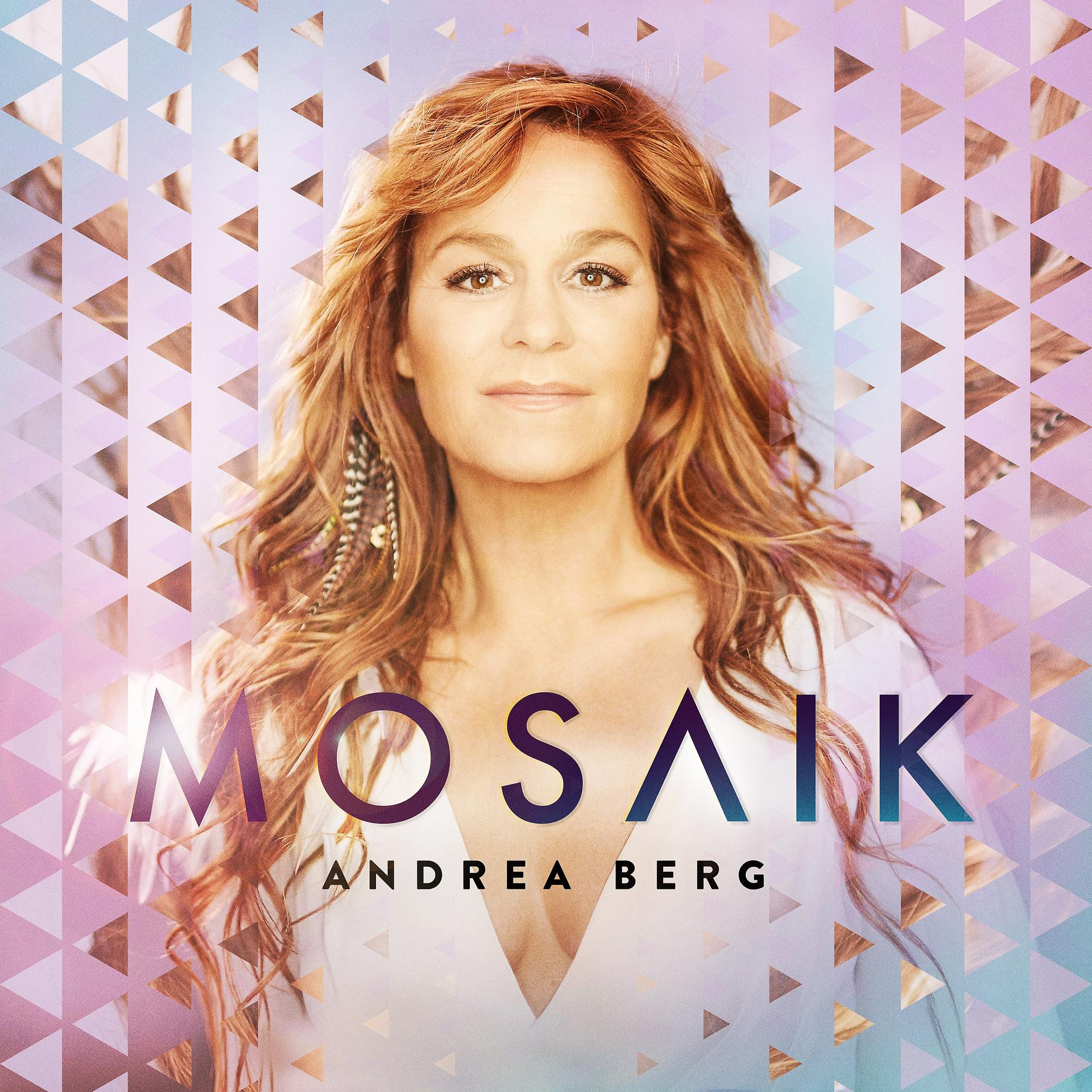 Albumcover. Frau mit langen roten Haaren, trägt Weiß, vor Mosaikhintergrund. Titel: MOSAIK von Andrea Berg.
