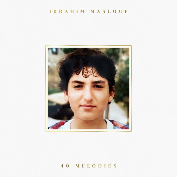 Albumhoes met een foto van een jonge man in een gouden kader.