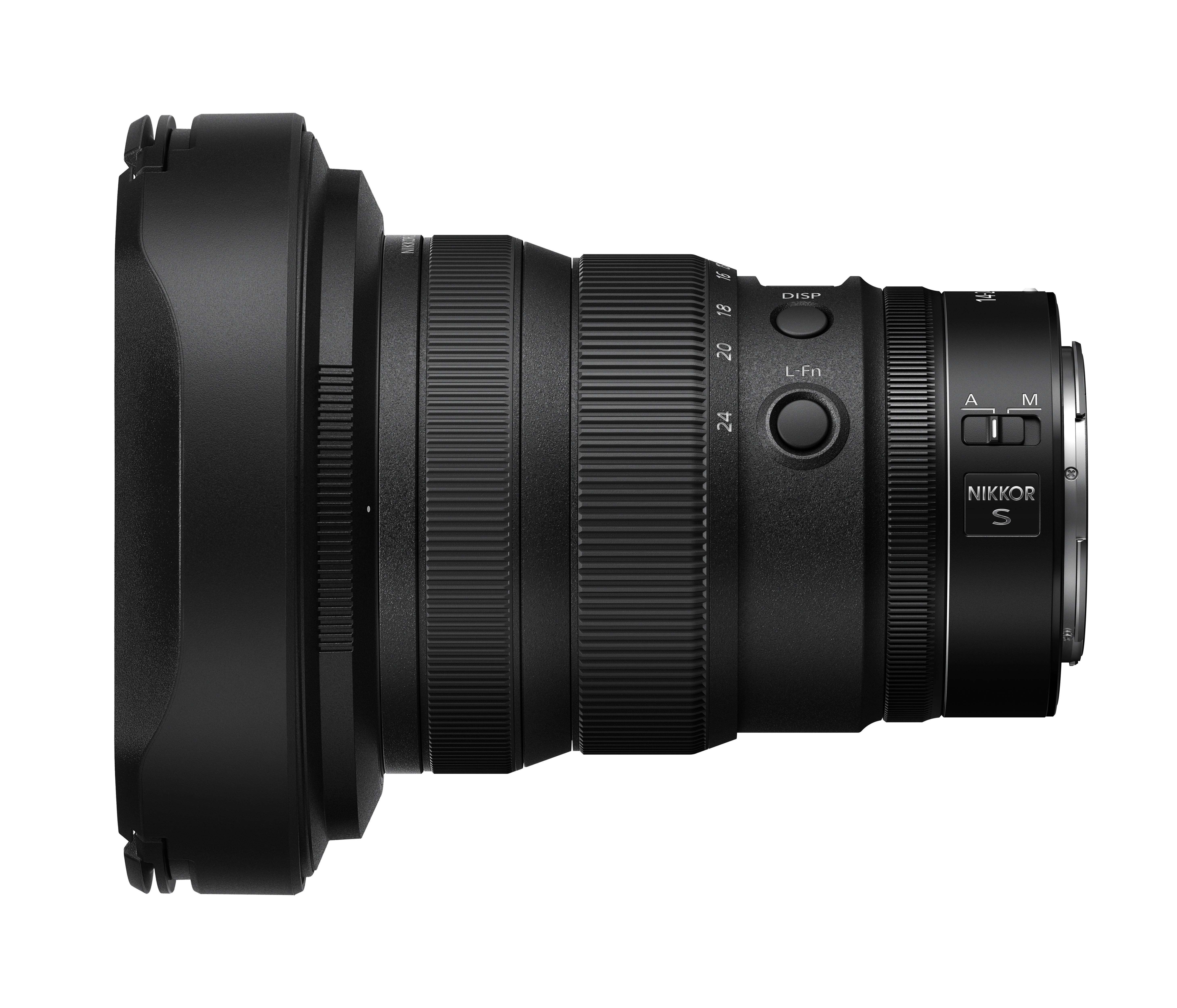 Schwarzes Nikkor S Objektiv mit angesetzter Gegenlichtblende, Seitenansicht. Das Objektiv hat mehrere Ringe und Knöpfe.