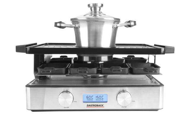 Eine Gastroback Fondue- und Raclette-Maschine. Sie hat einen Topf, eine Grillfläche und Bedienknöpfe.