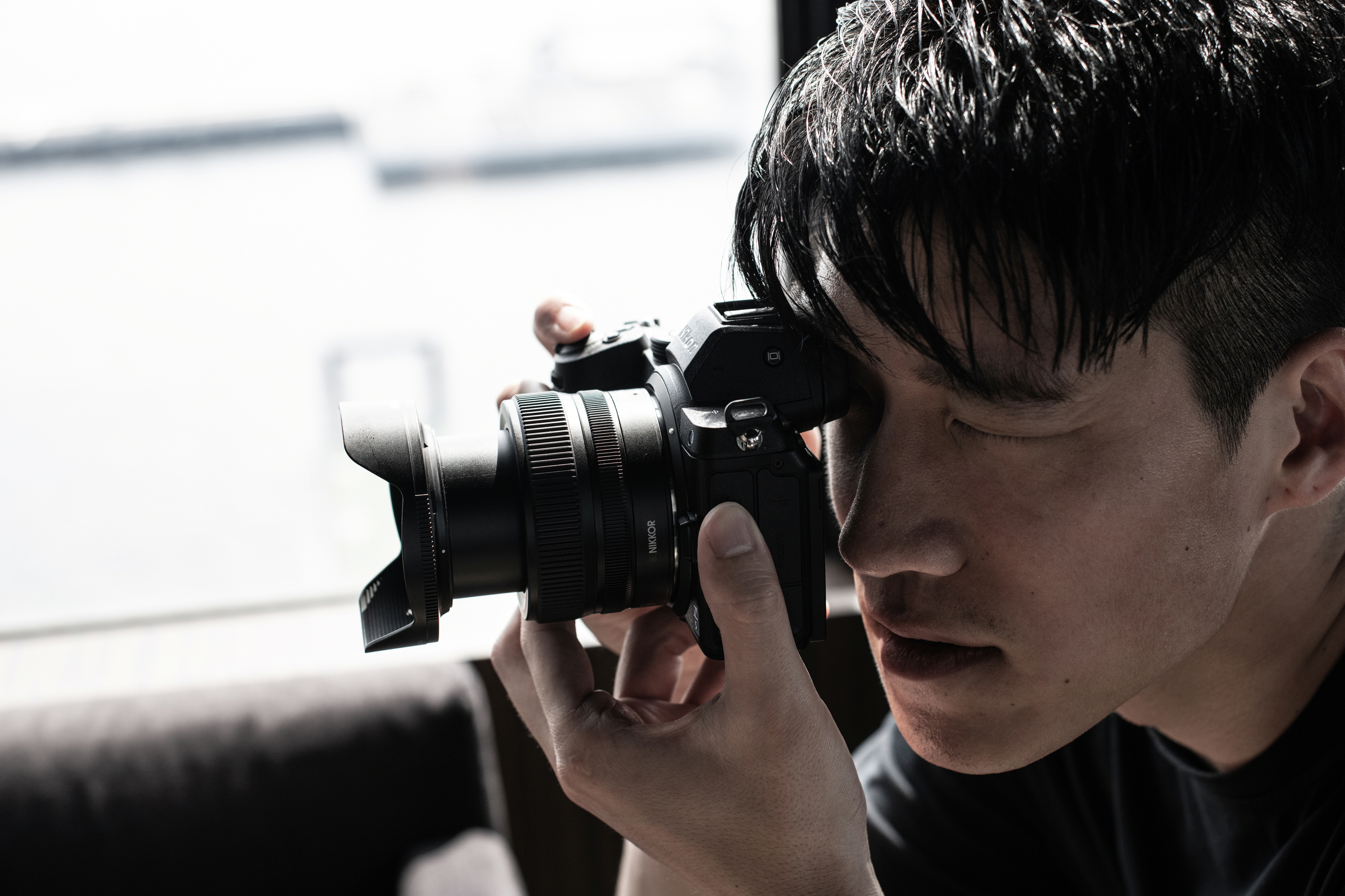 Mann fotografiert mit Kamera, Nahaufnahme, mit Objektiv.