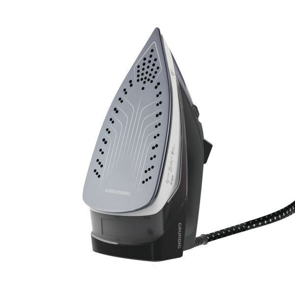 Ein schwarz-graues Grundig-Bügeleisen, nach rechts abgewinkelt. Das Bügeleisen hat eine spitze Spitze und ein schwarzes Kabel.