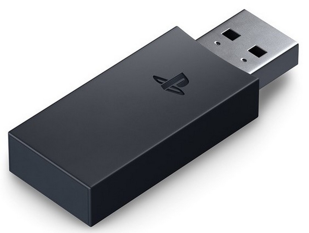 Dongle USB PlayStation negro, con el logotipo de PlayStation. Fondo blanco.