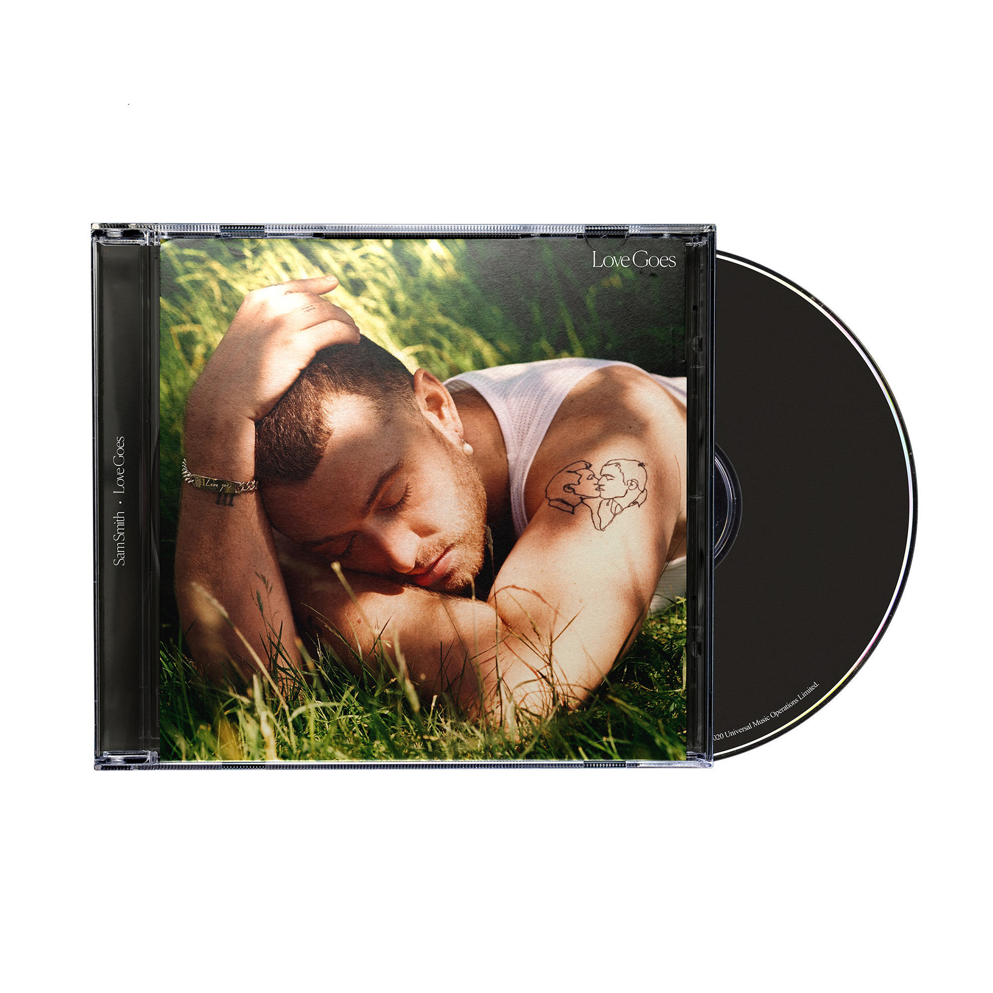 Sam Smith Love Goes Albumcover mit Mann im Gras, Tattoo und CD.