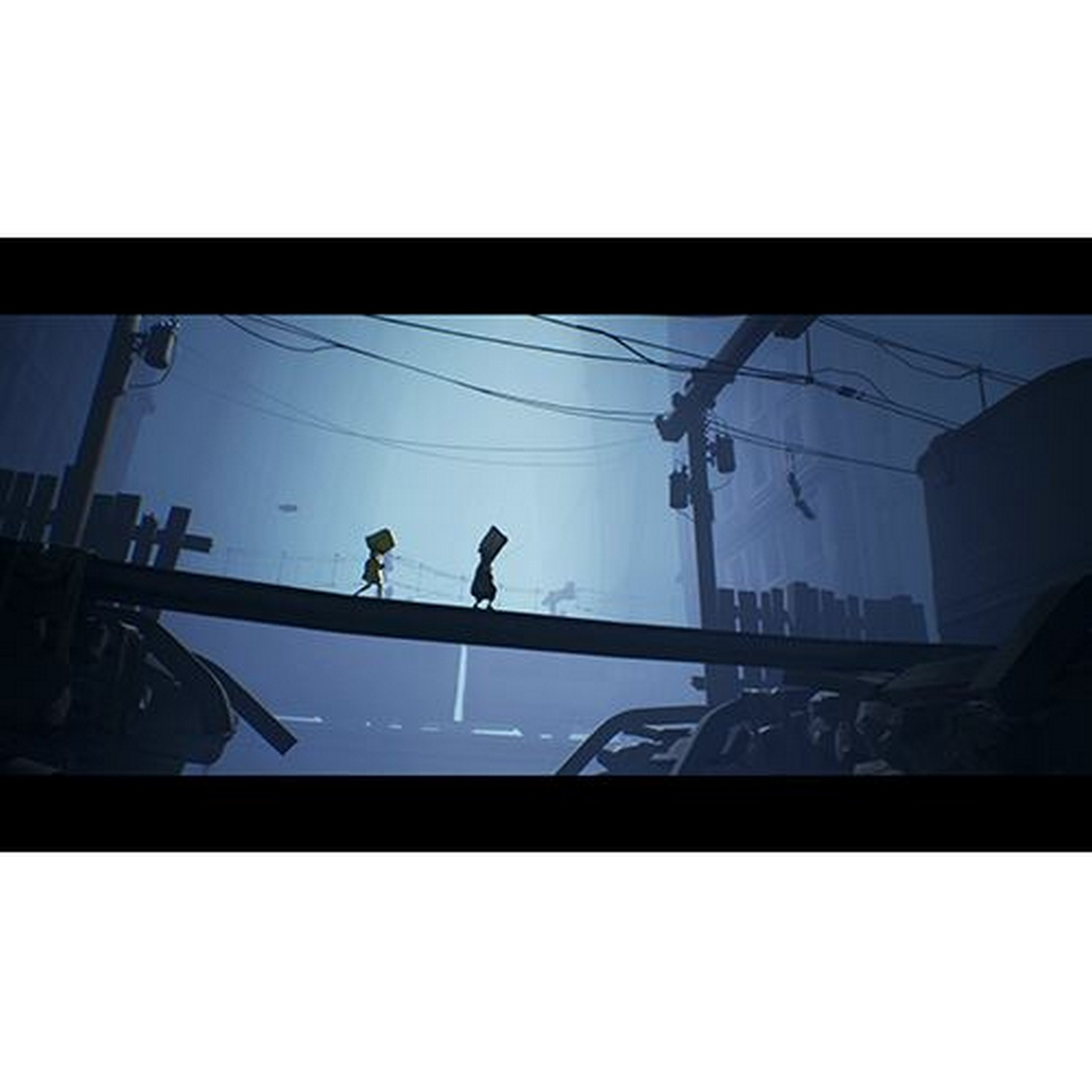 Dos figuras con cajas en la cabeza caminan por un puente. El fondo es un paisaje urbano industrial oscuro.