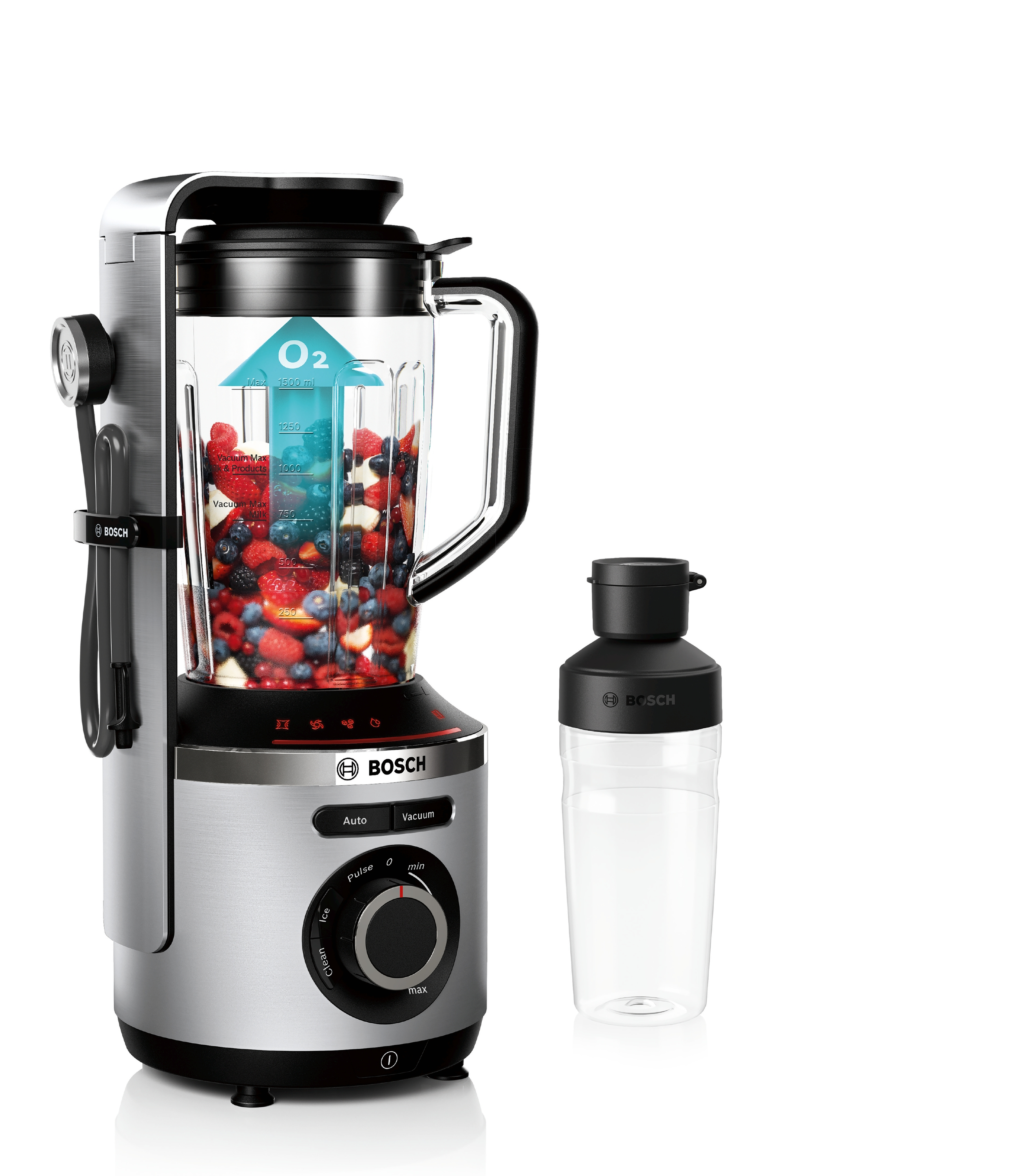 Ein silberner und schwarzer Bosch-Mixer mit einem klaren Glas, gefüllt mit Beeren, und einem Shaker.