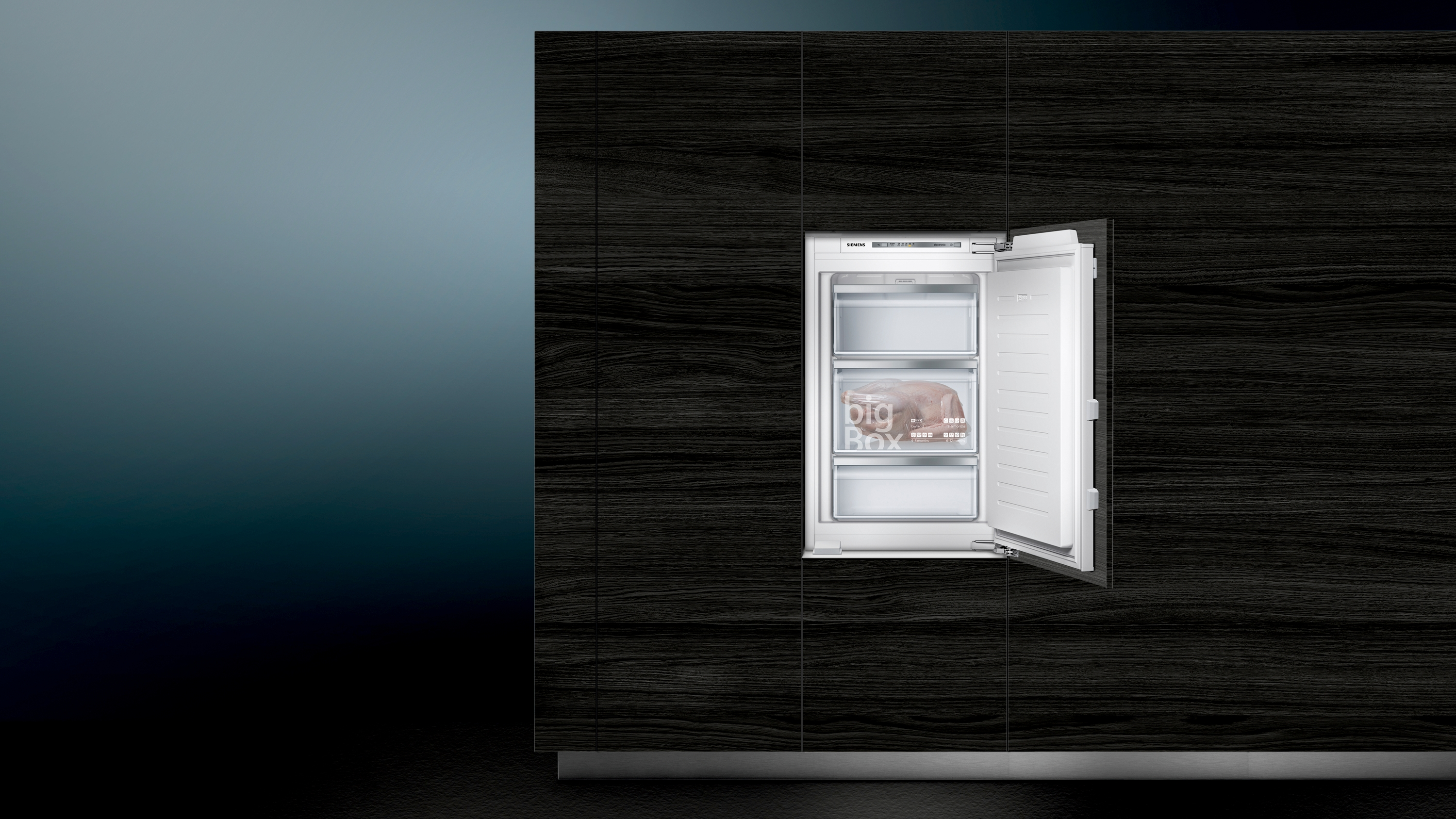 Kühlschrank mit offener Tür, die Regale und Inhalt vor dunkler Holzverkleidung zeigt.