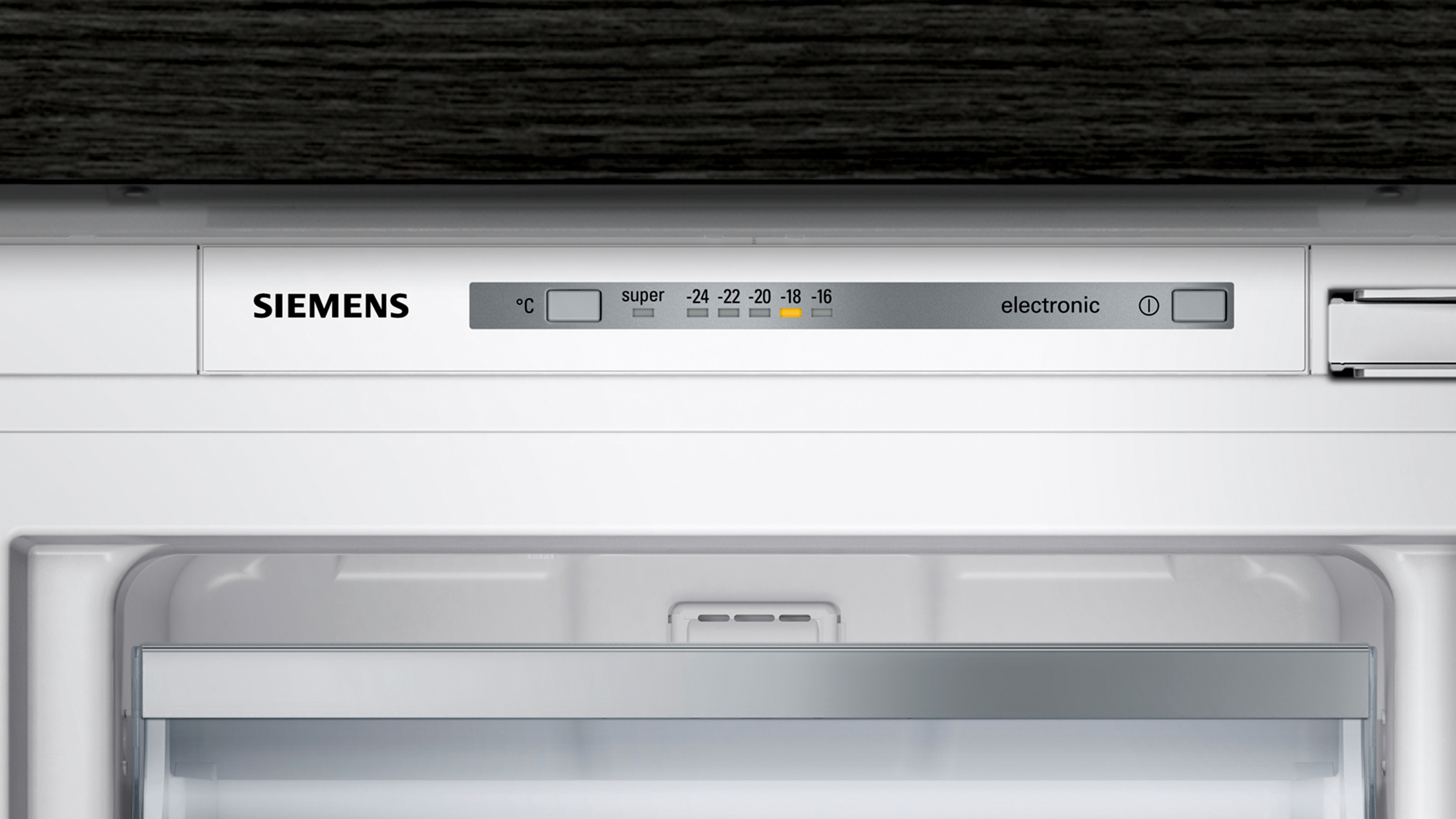 Weißes Kühlschrankbedienfeld mit dem Siemens-Logo.